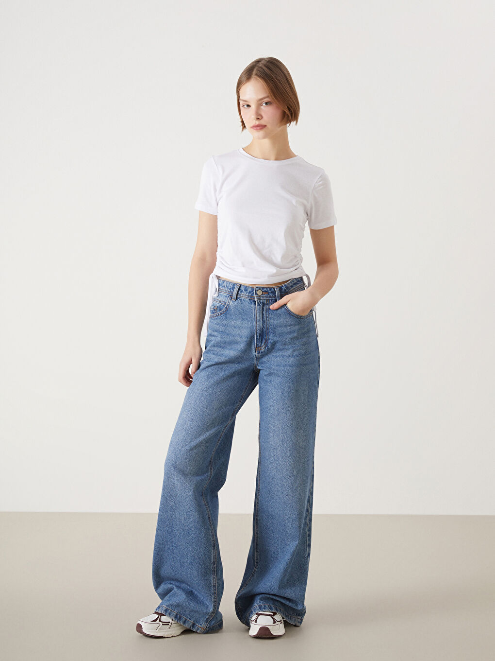 Beyaz Bisiklet Yaka Kadın Tişört-1