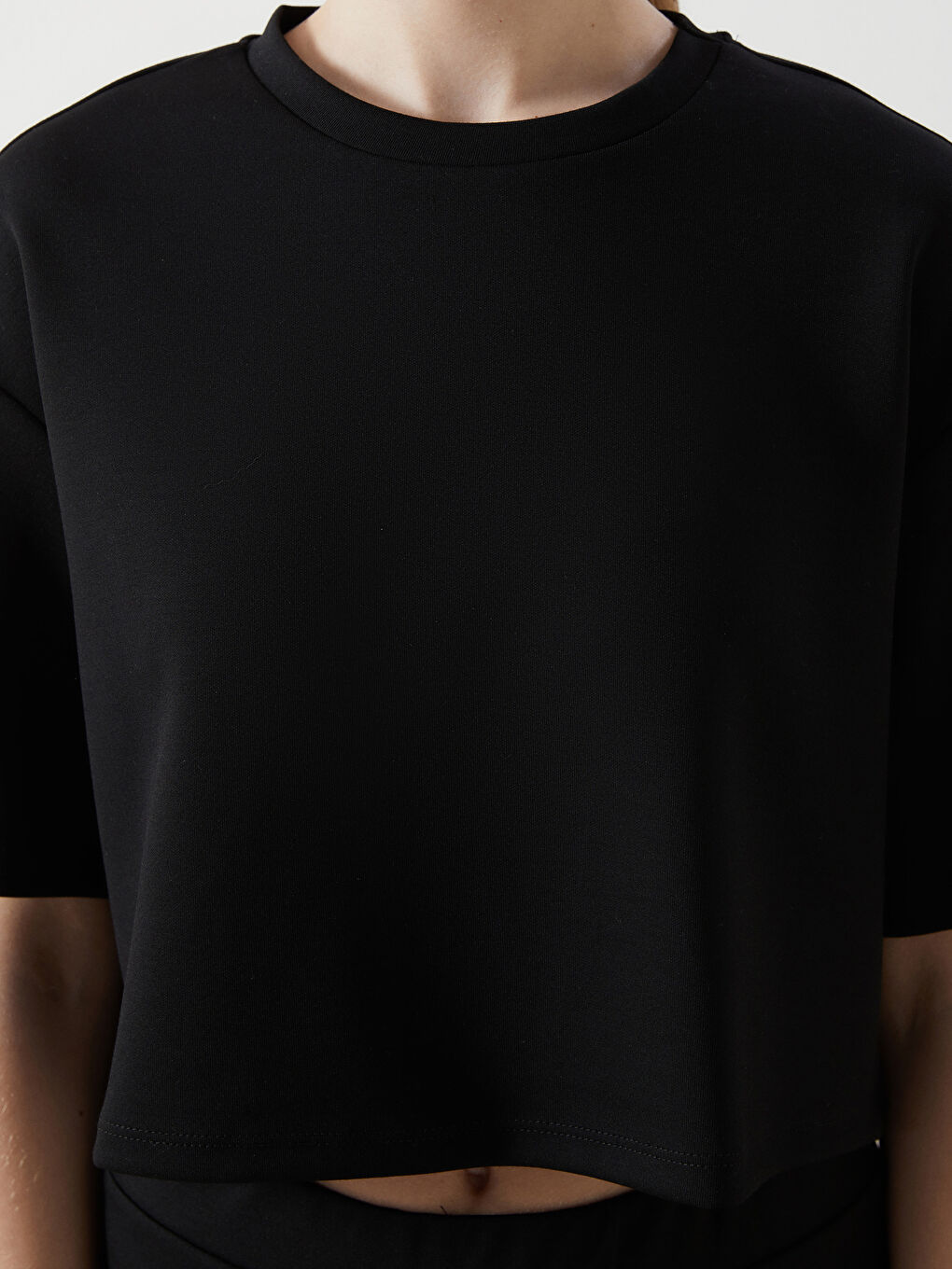 Siyah Bisiklet Yaka Kadın Crop-2