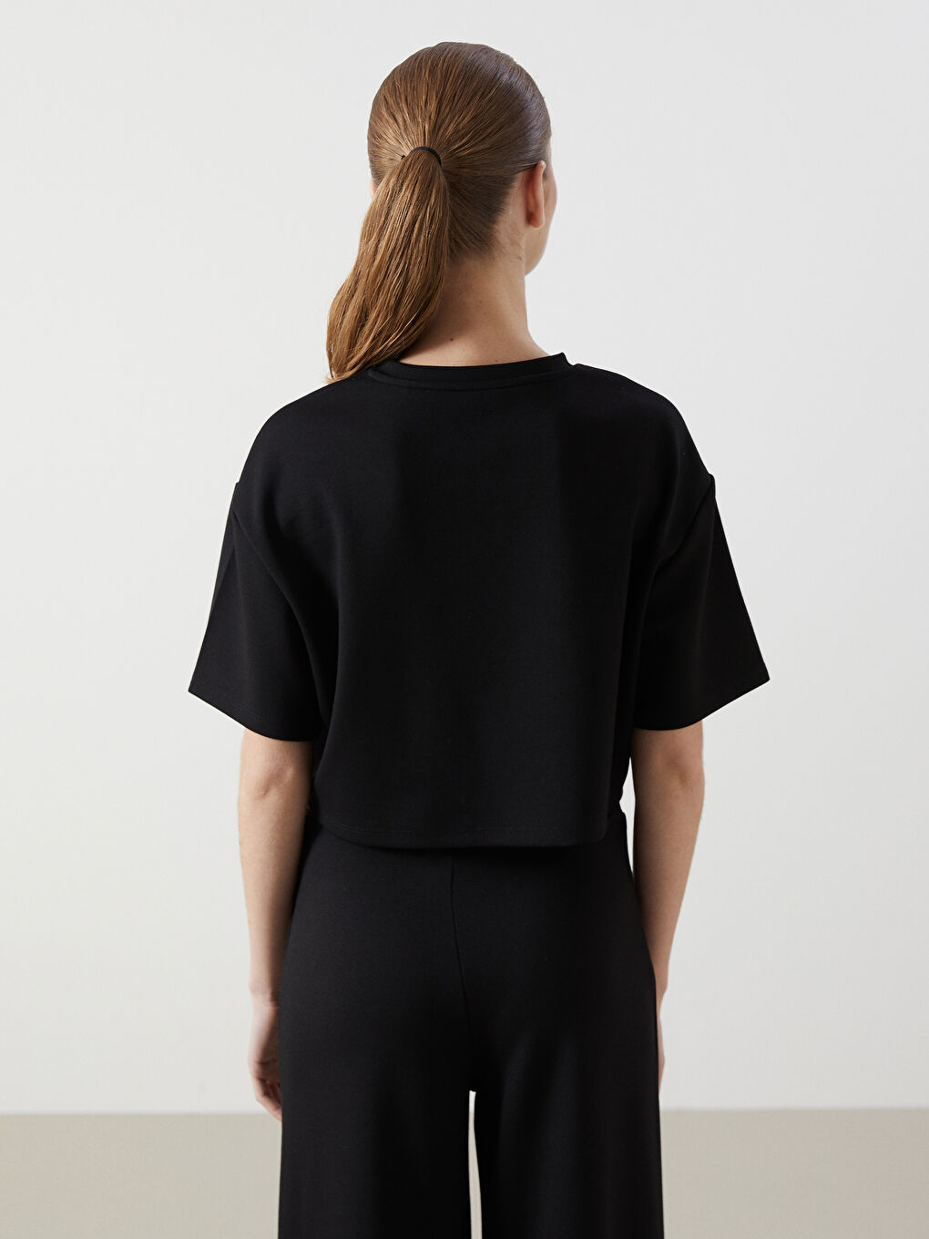 Siyah Bisiklet Yaka Kadın Crop-3