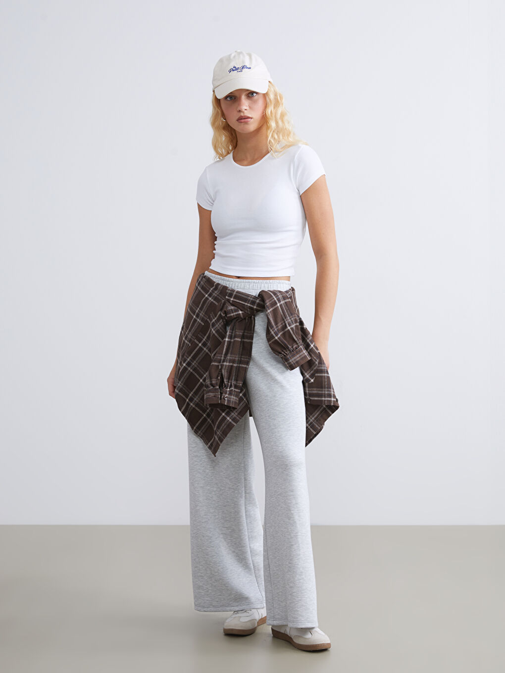 Beyaz Bisiklet Yaka Kadın Tişört-2