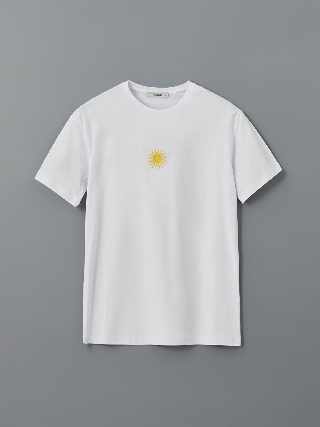 Beyaz Bisiklet Yaka Nakışlı Kadın Tişört-4