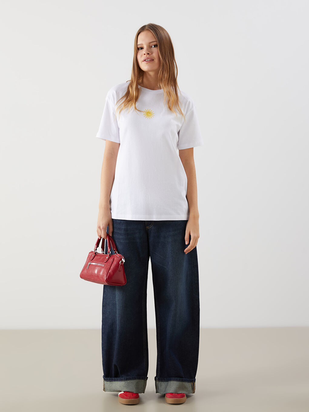 Beyaz Bisiklet Yaka Nakışlı Kadın Tişört-1