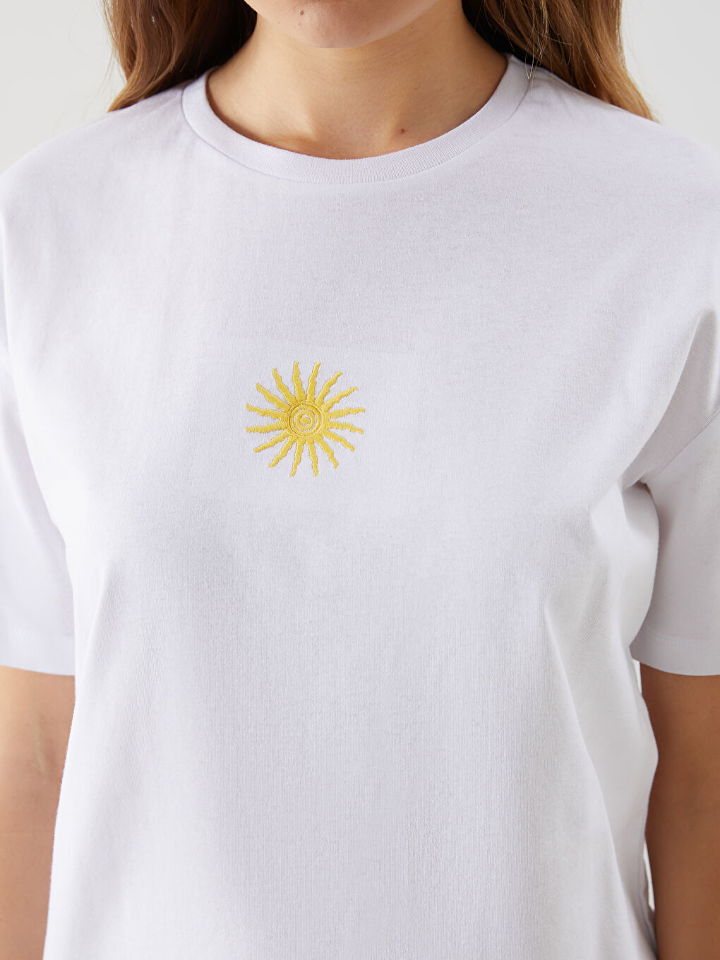 Beyaz Bisiklet Yaka Nakışlı Kadın Tişört-2