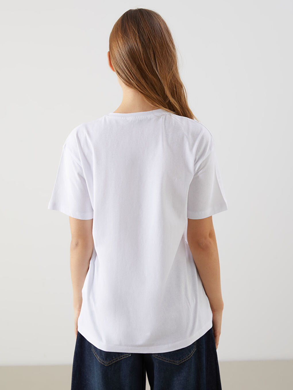 Beyaz Bisiklet Yaka Nakışlı Kadın Tişört-3