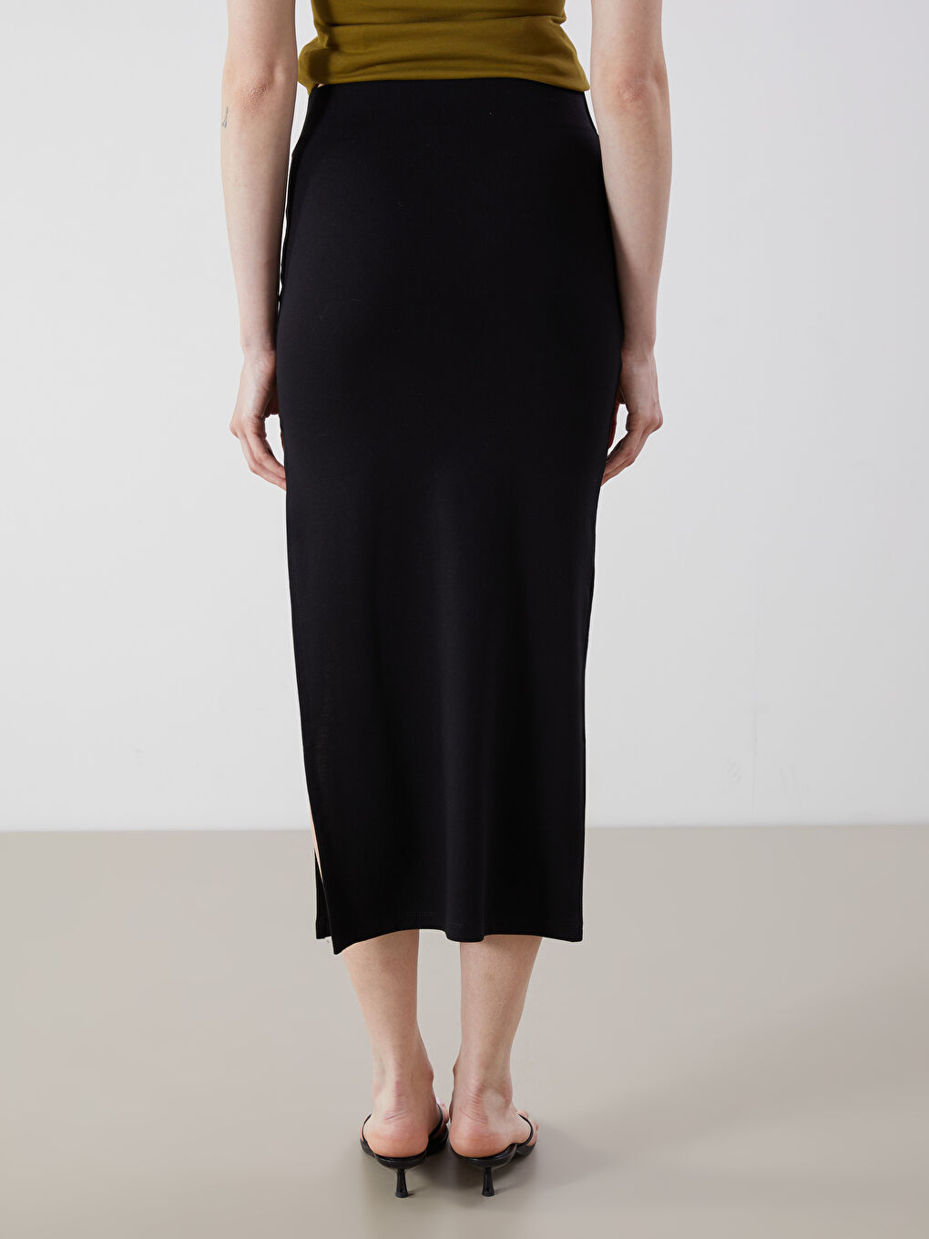 Siyah Beli Lastikli Kadın Etek-3