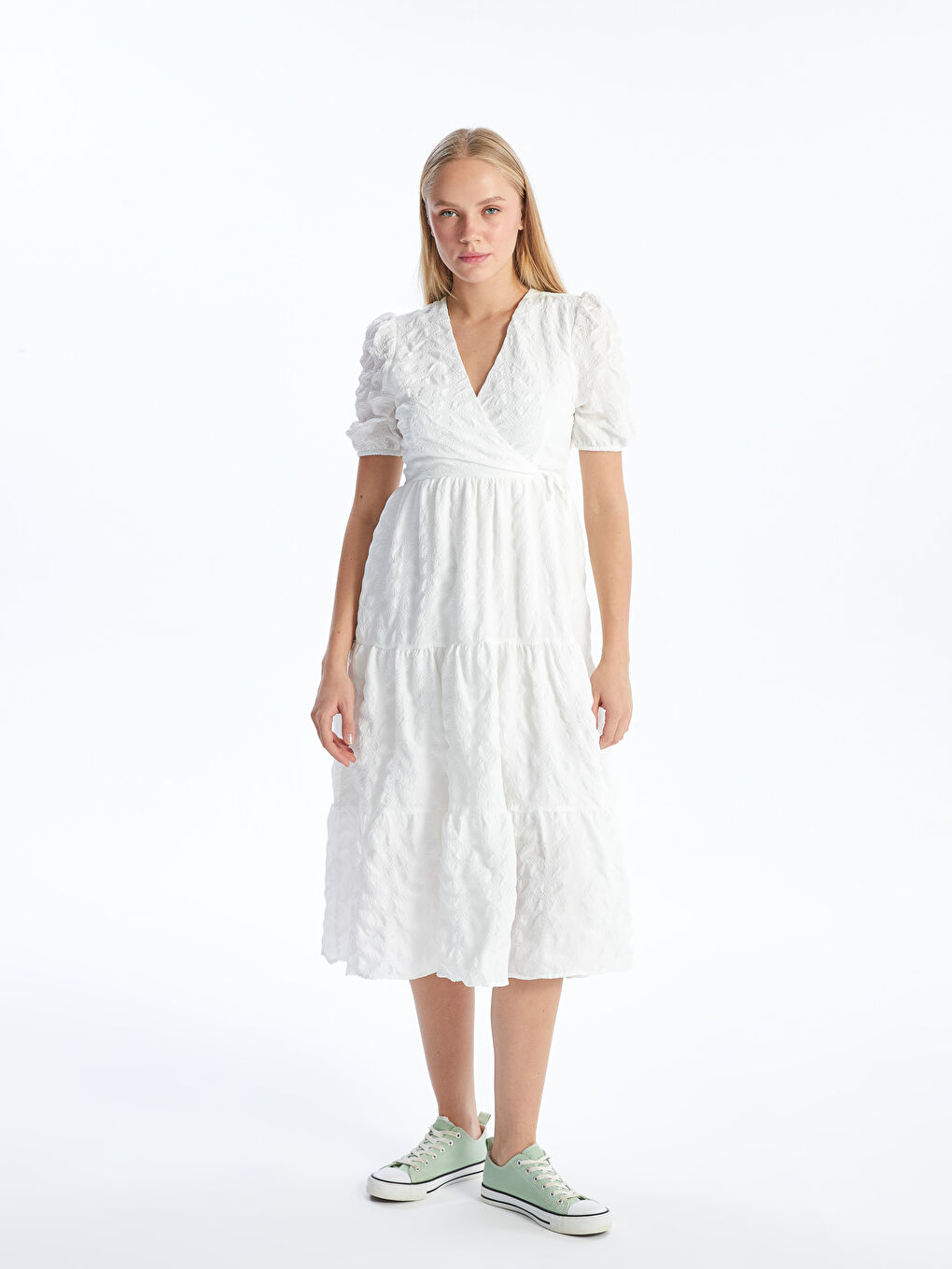 Beyaz Kruvaze Yaka Dokulu Elbise