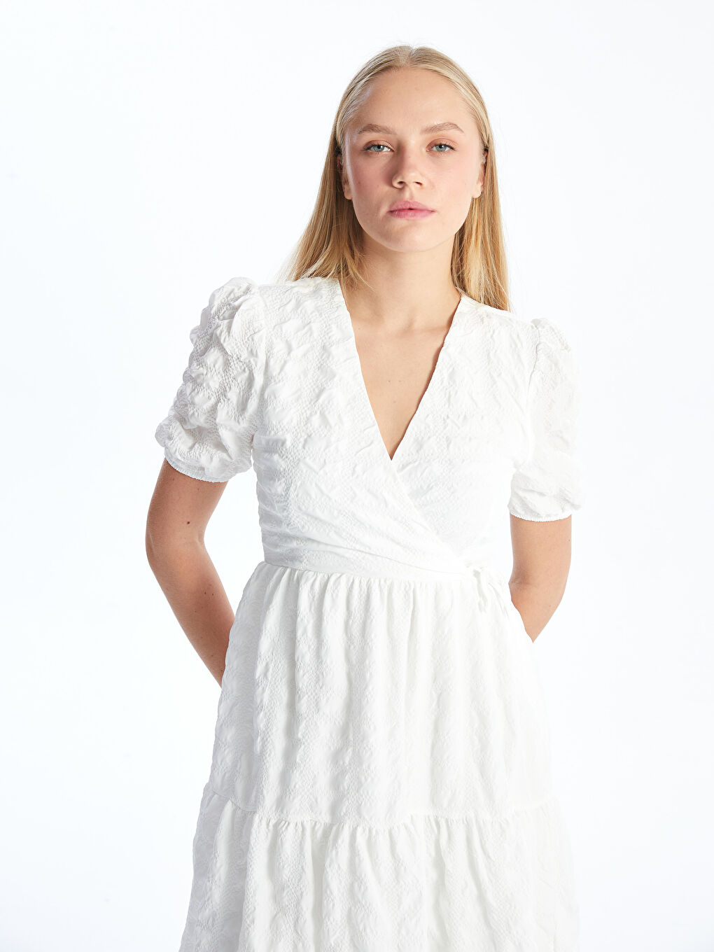 Beyaz Kruvaze Yaka Dokulu Elbise-1