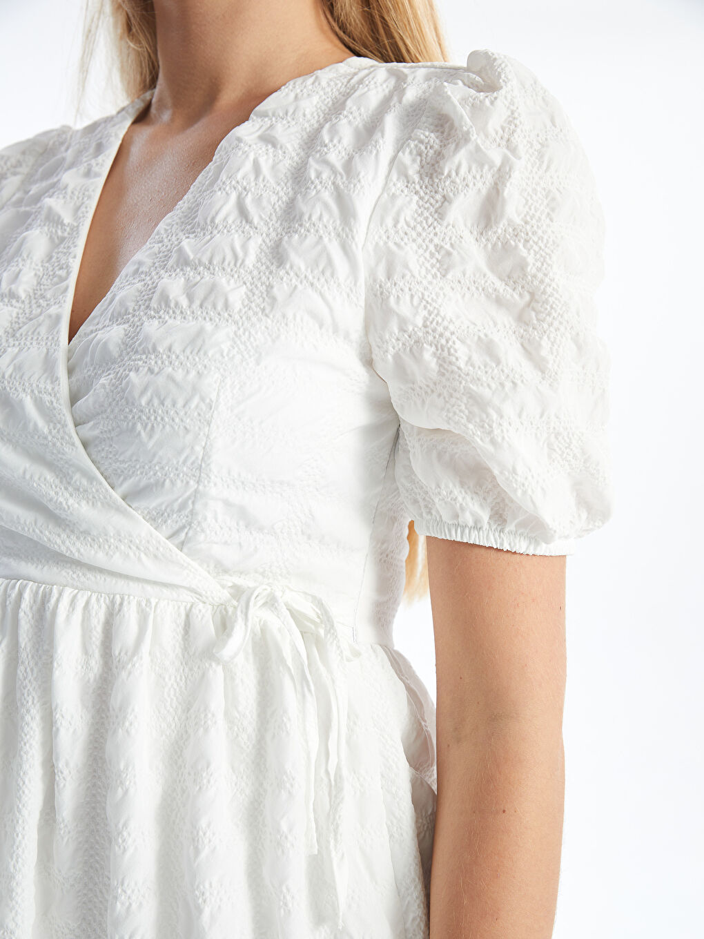 Beyaz Kruvaze Yaka Dokulu Elbise-2