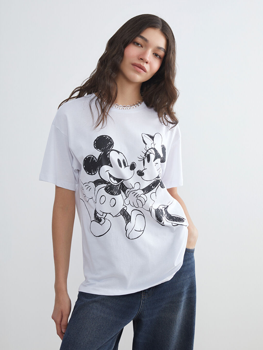 Beyaz Bisiklet Yaka Mickey ve Minnie Mouse Baskılı Kadın Tişört