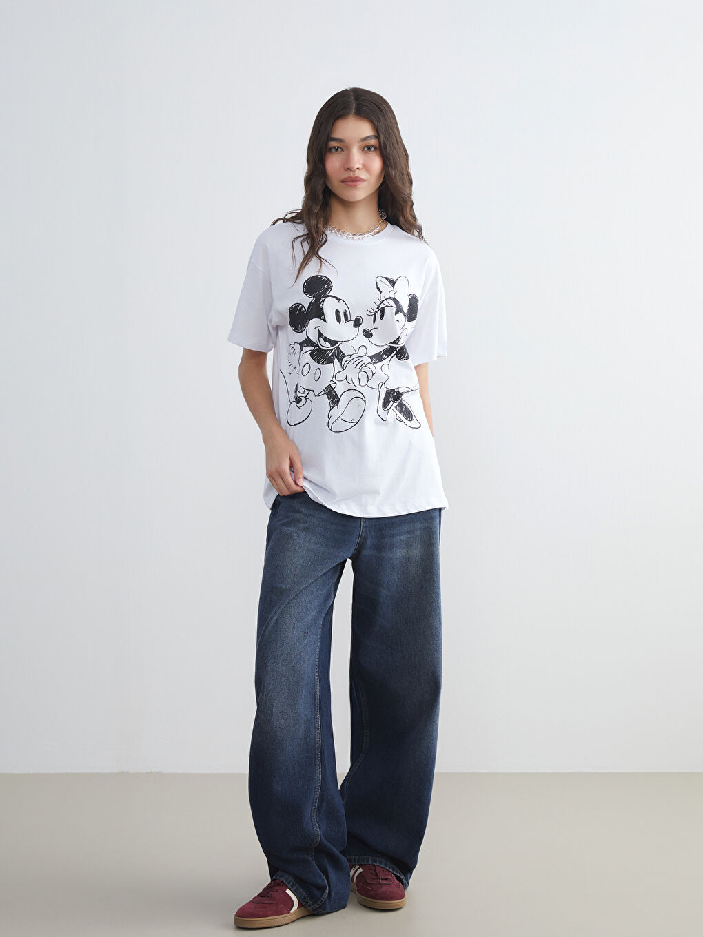 Beyaz Bisiklet Yaka Mickey ve Minnie Mouse Baskılı Kadın Tişört-1