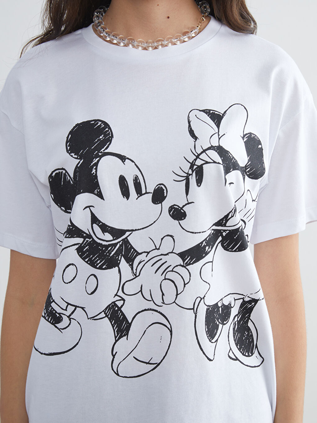 Beyaz Bisiklet Yaka Mickey ve Minnie Mouse Baskılı Kadın Tişört-2