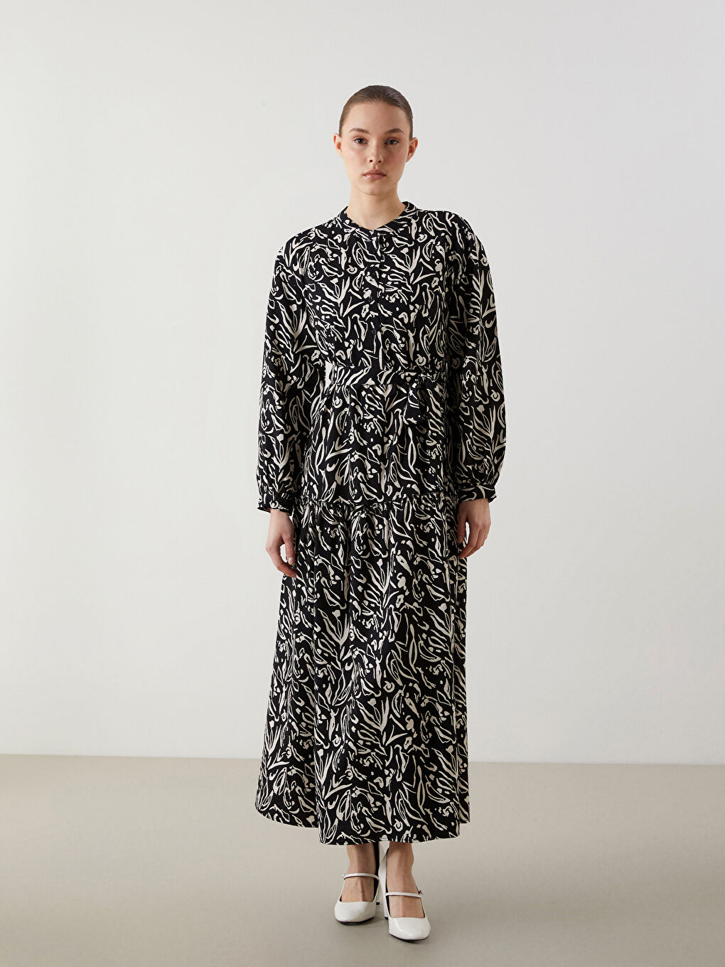 Siyah Hakim Yaka Desenli Elbise