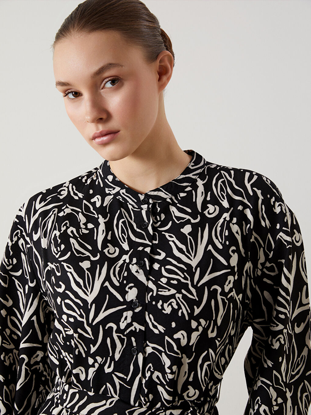 Siyah Hakim Yaka Desenli Elbise-1