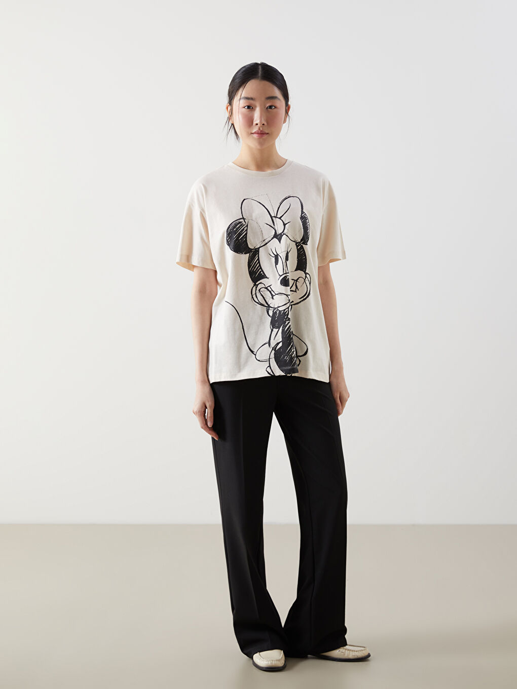Bej Bisiklet Yaka Minnie Mouse Baskılı Kadın Tişört-1