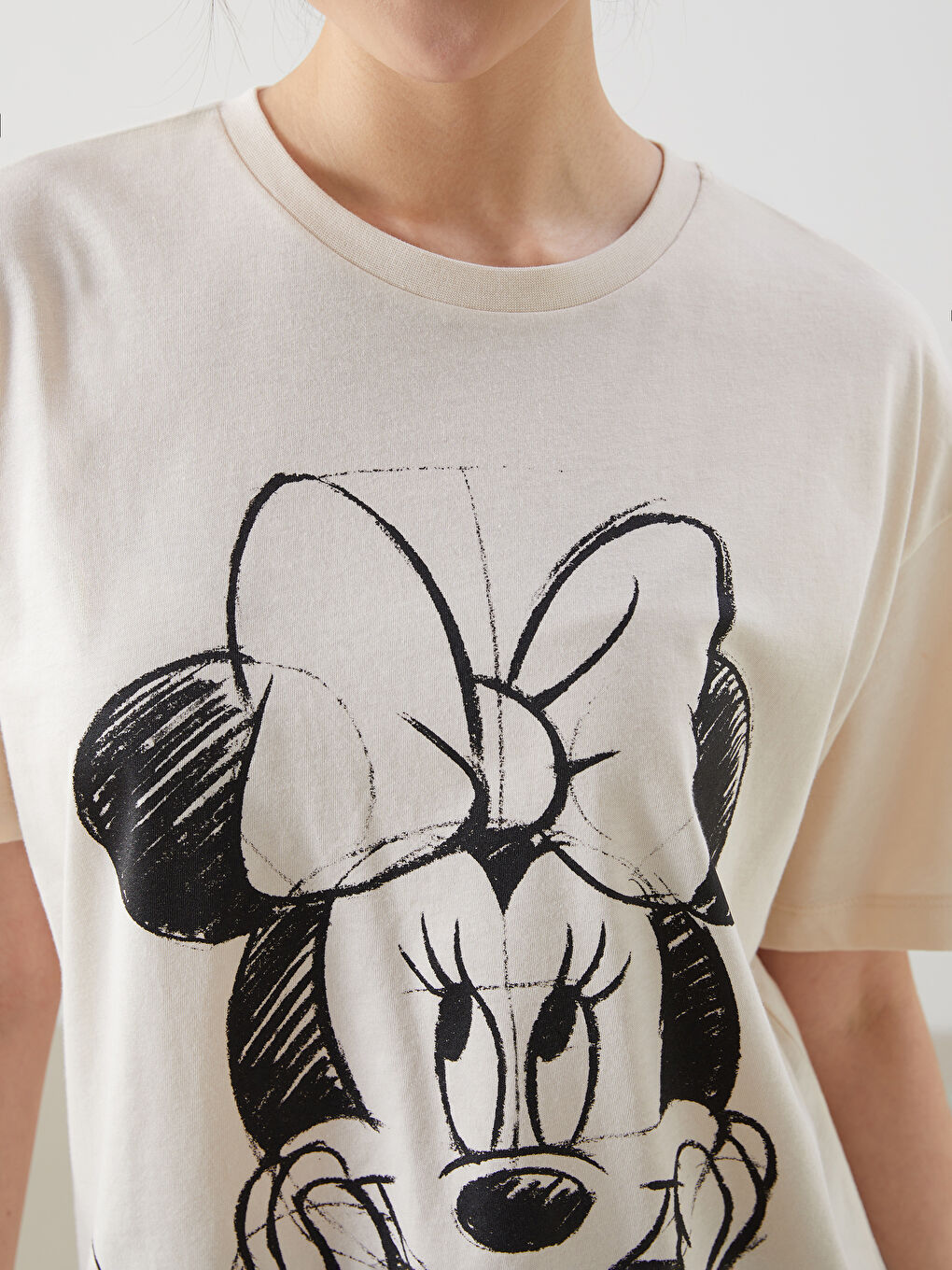 Bej Bisiklet Yaka Minnie Mouse Baskılı Kadın Tişört-2