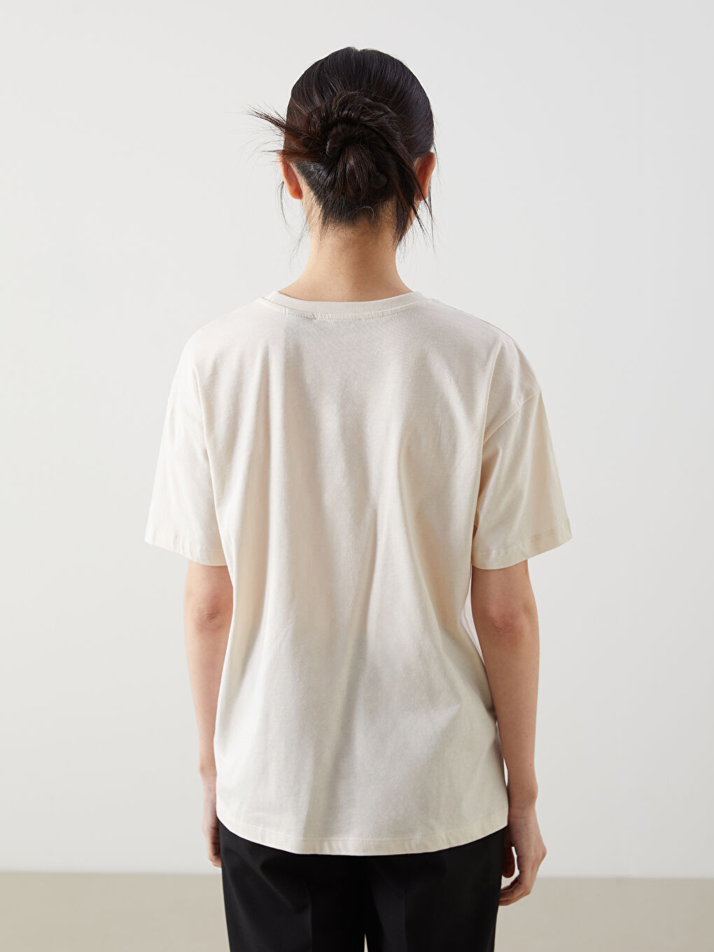 Bej Bisiklet Yaka Minnie Mouse Baskılı Kadın Tişört-3