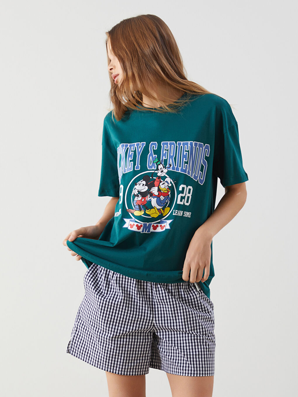 Yeşil Bisiklet Yaka Mickey ve Arkadaşları Baskılı Kadın Tişört