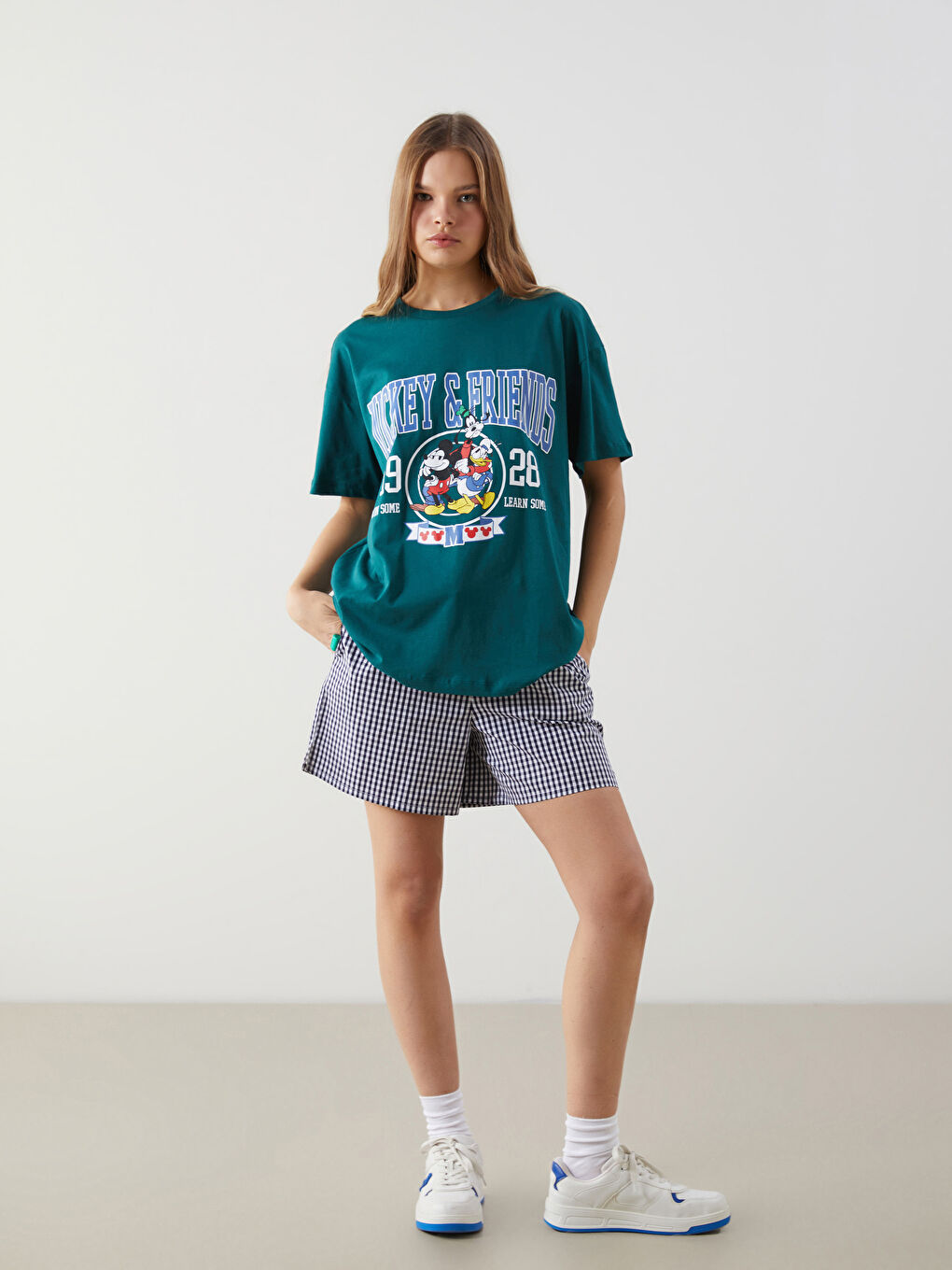 Yeşil Bisiklet Yaka Mickey ve Arkadaşları Baskılı Kadın Tişört-1
