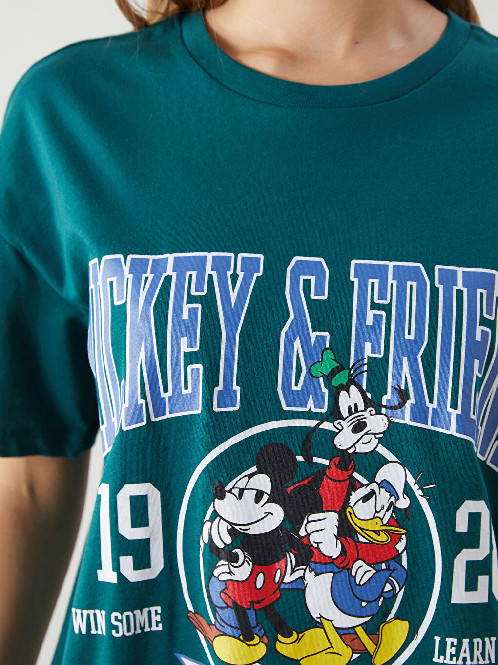 Yeşil Bisiklet Yaka Mickey ve Arkadaşları Baskılı Kadın Tişört-2