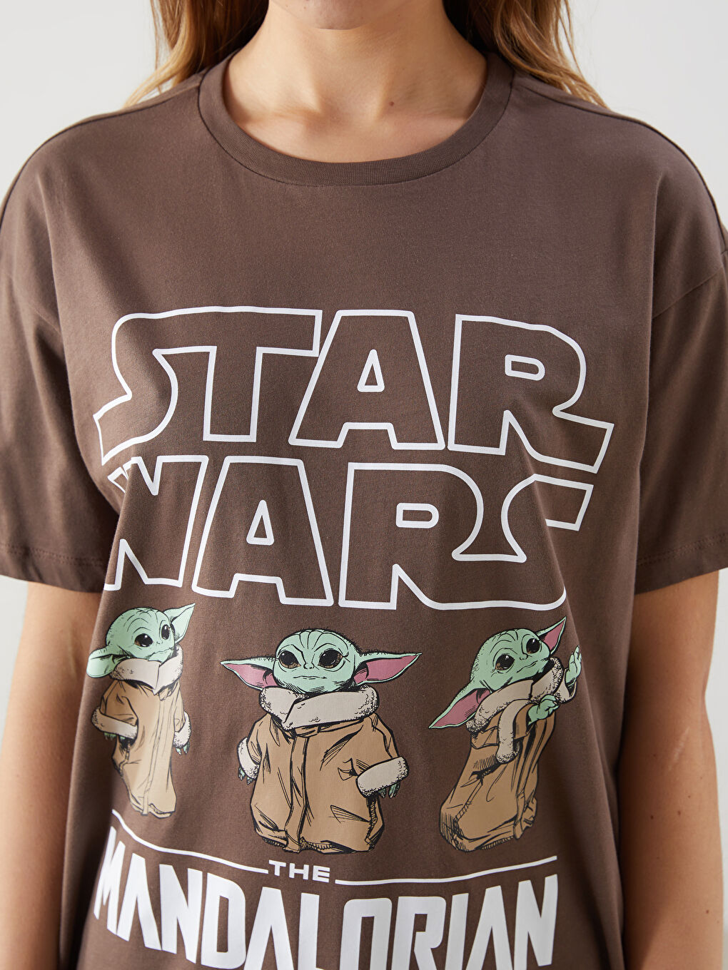 Kahverengi Bisiklet Yaka The Mandalorian Baskılı Kadın Tişört-2
