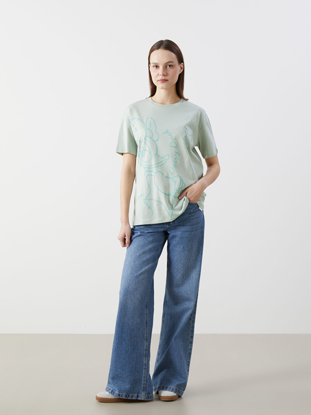 Yeşil Bisiklet Yaka Daisy Duck Baskılı Kadın Tişört-1