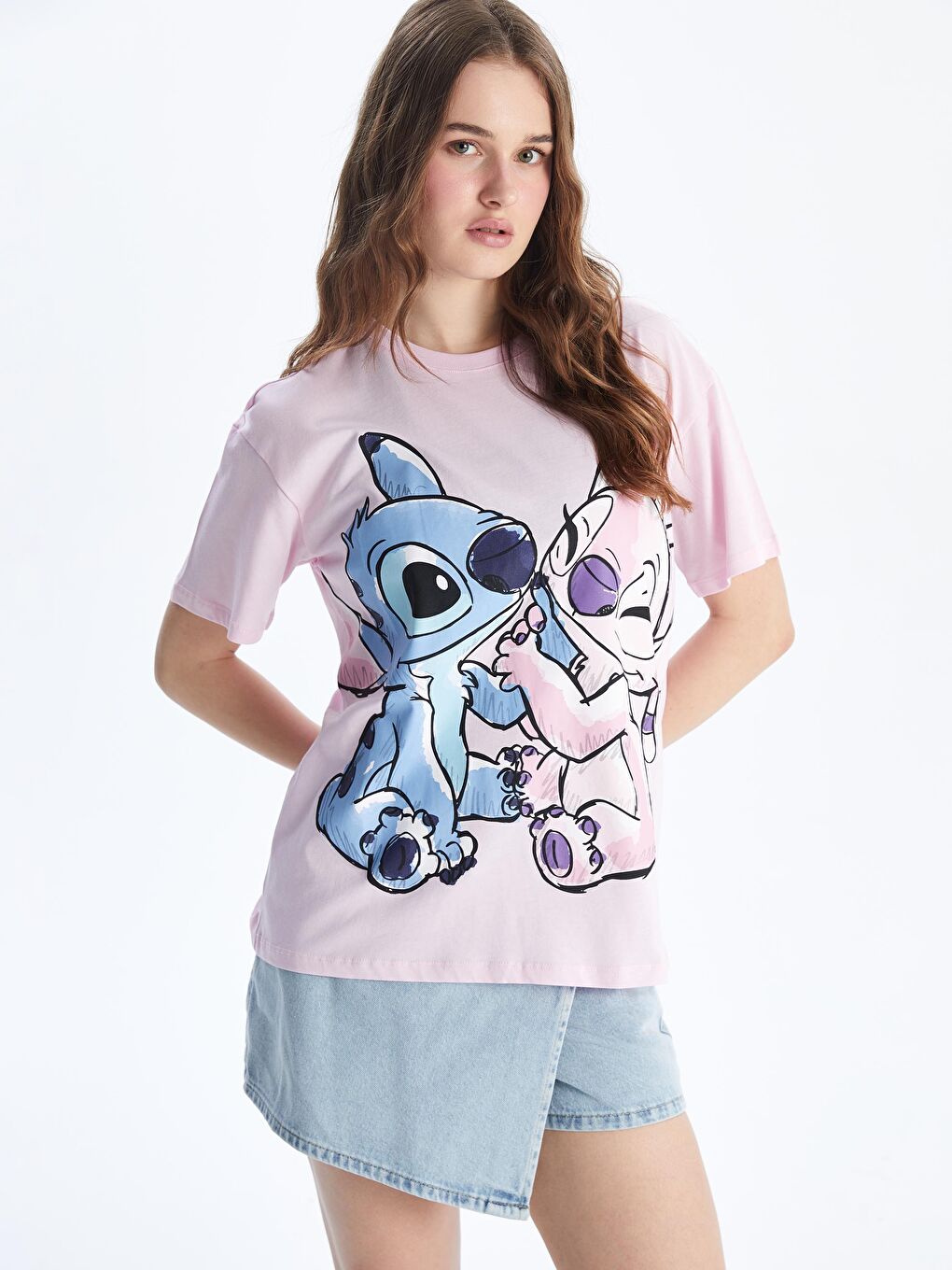 Pembe Bisiklet Yaka Lilo & Stitch Baskılı Kadın Tişört