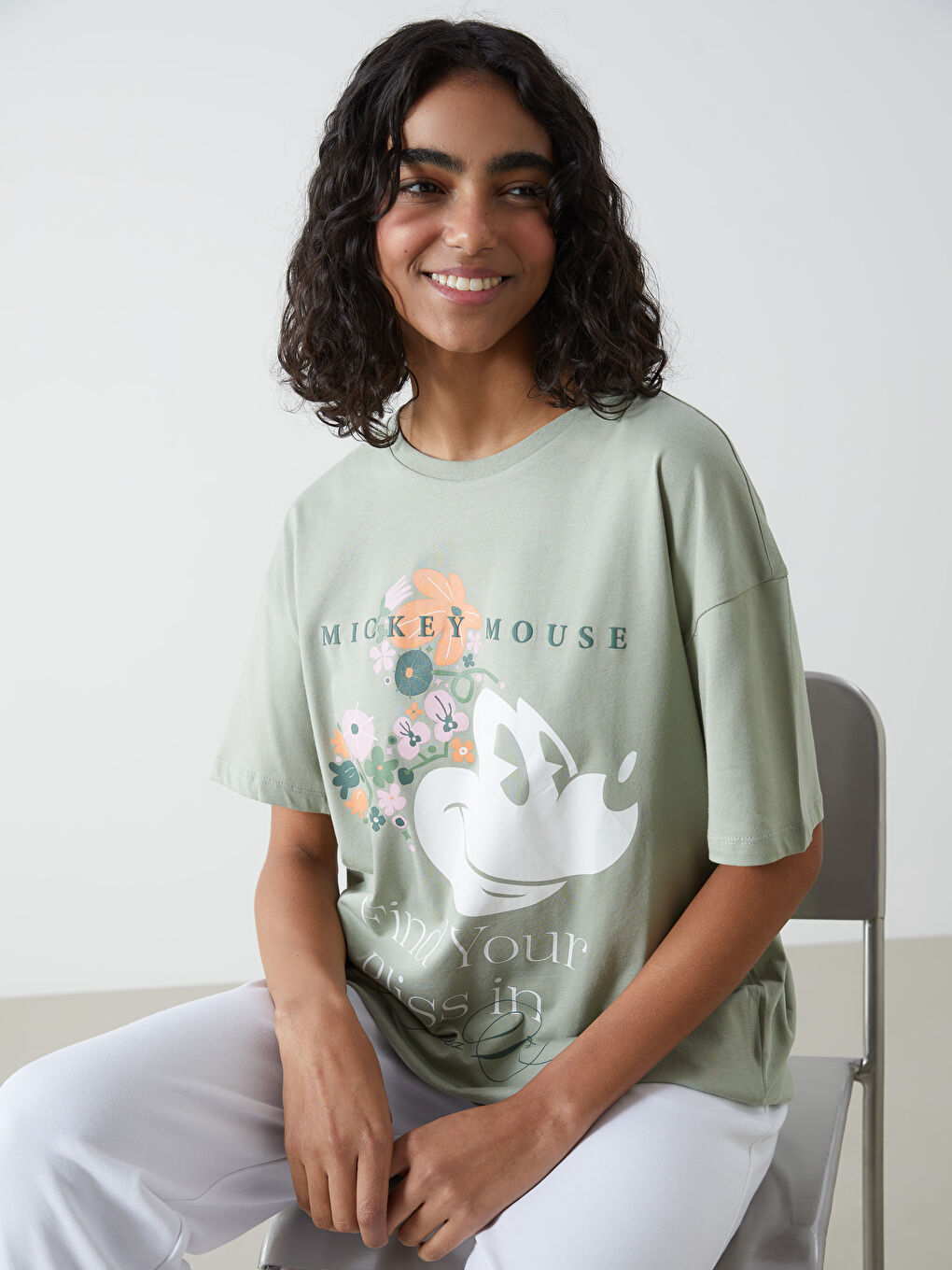 Yeşil Bisiklet Yaka Mickey Mouse Baskılı Kadın Tişört