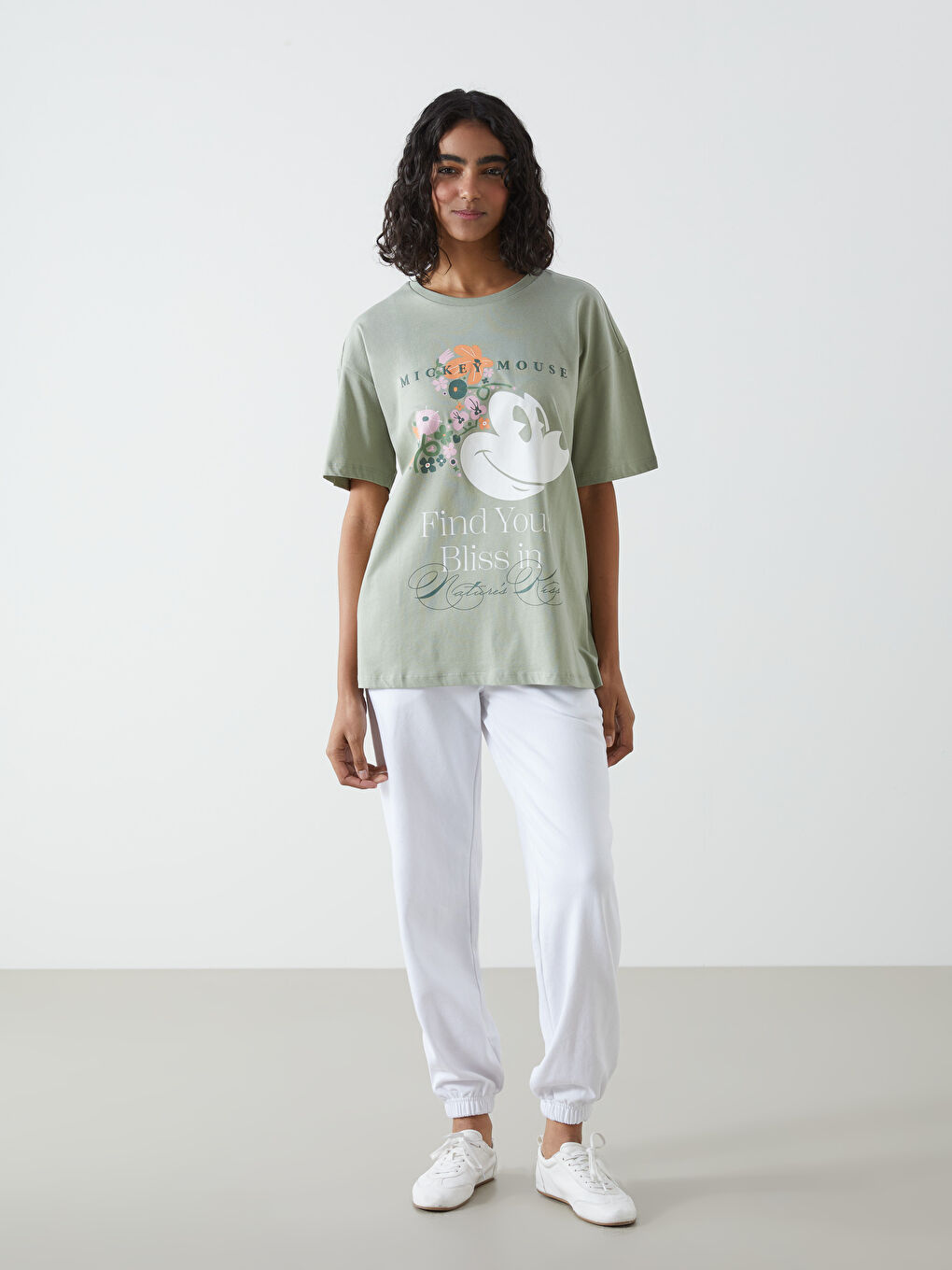 Yeşil Bisiklet Yaka Mickey Mouse Baskılı Kadın Tişört-1