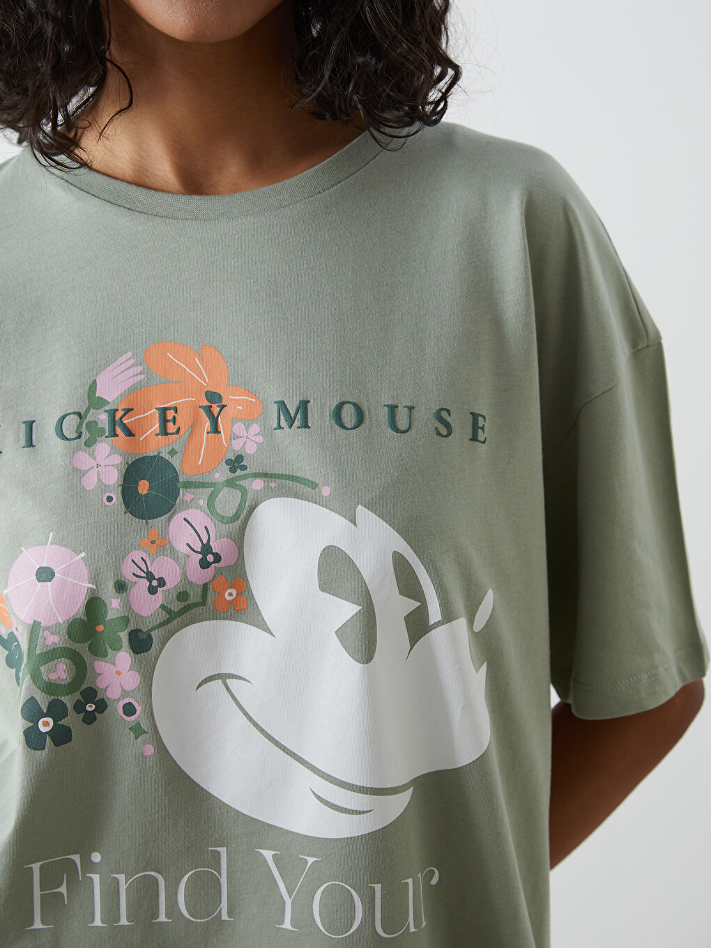 Yeşil Bisiklet Yaka Mickey Mouse Baskılı Kadın Tişört-2