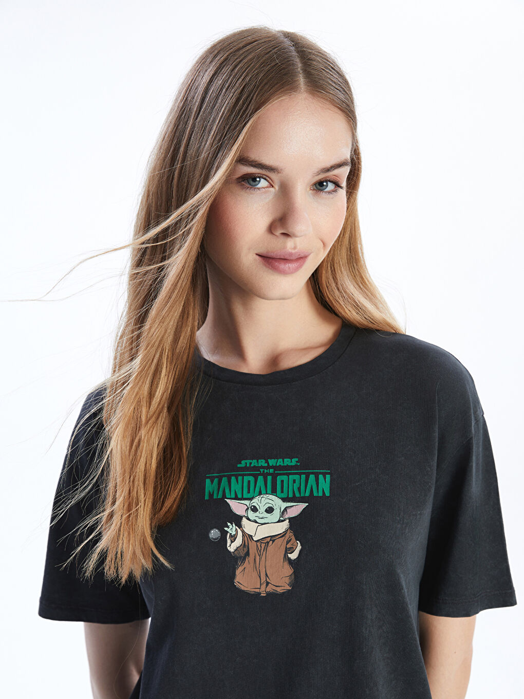 Antrasit Bisiklet Yaka The Mandalorian Baskılı Kadın Tişört-1