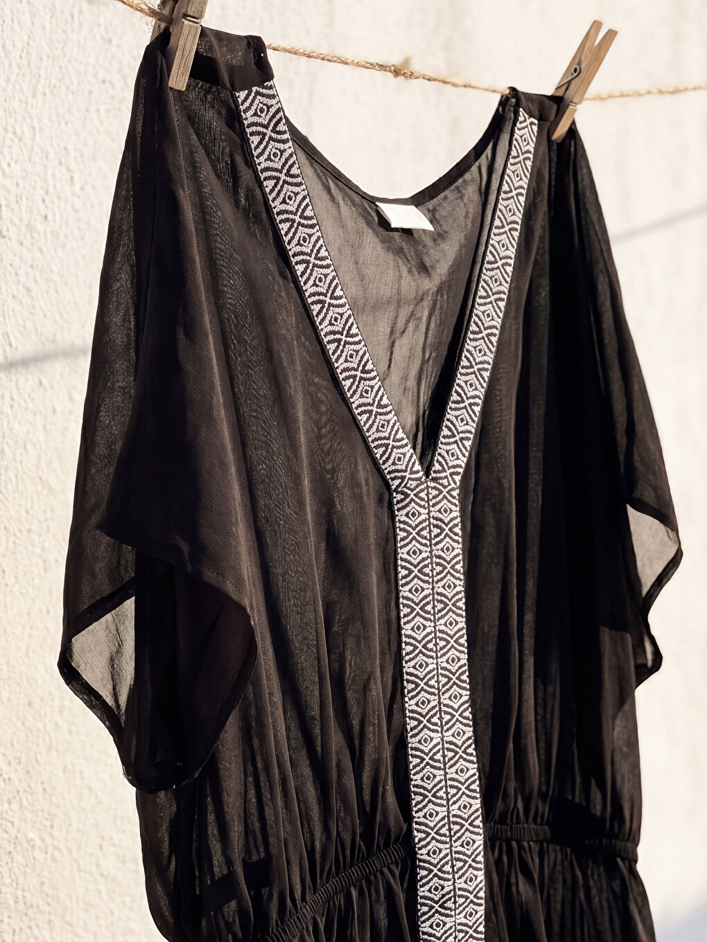 Siyah V Yaka Desenli Kadın Plaj Elbisesi