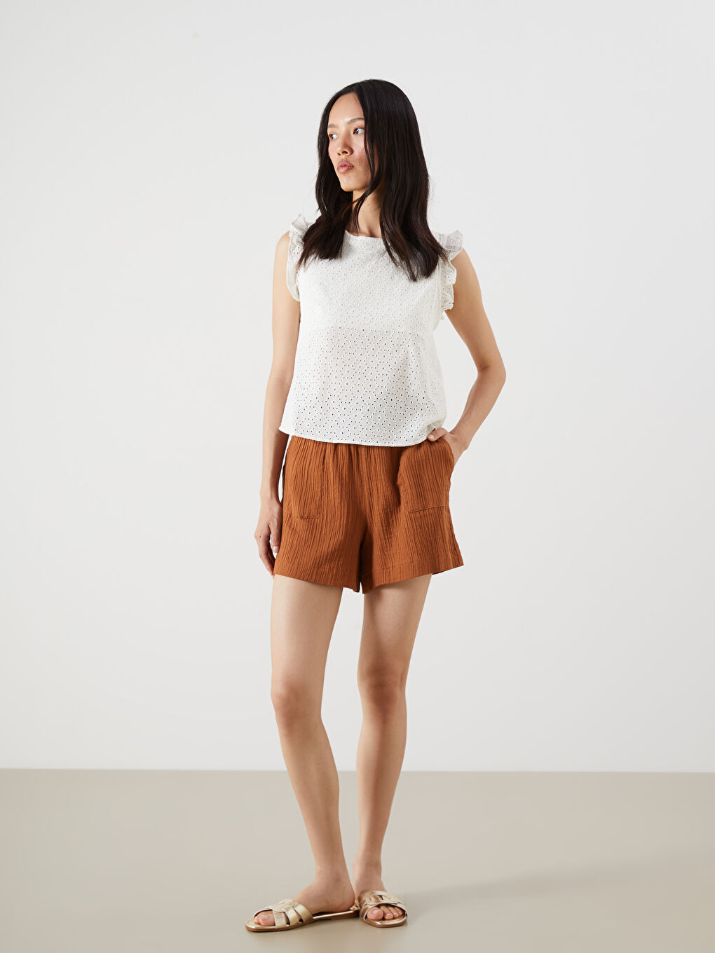 Kahverengi Beli Lastikli Dokulu Müslin Kadın Şort