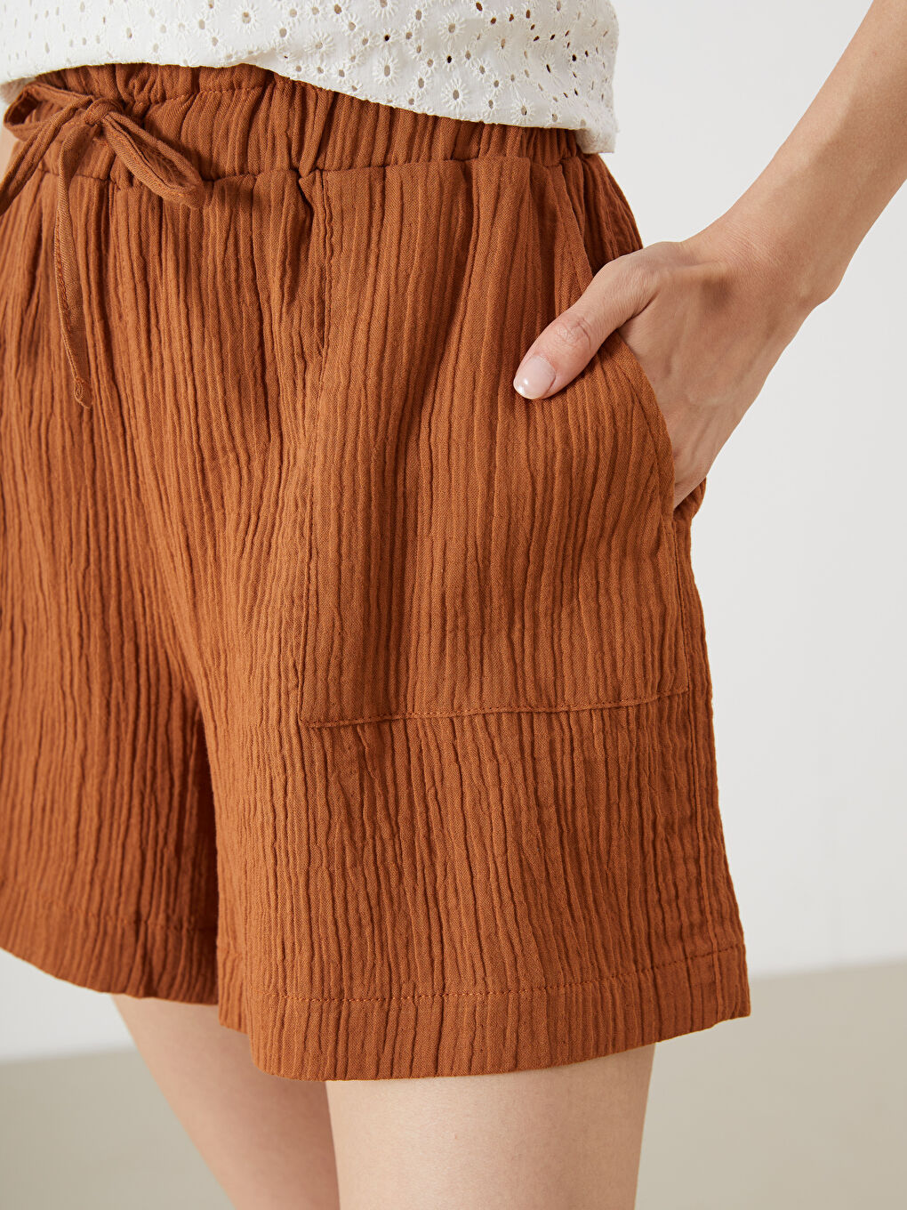 Kahverengi Beli Lastikli Dokulu Müslin Kadın Şort-2