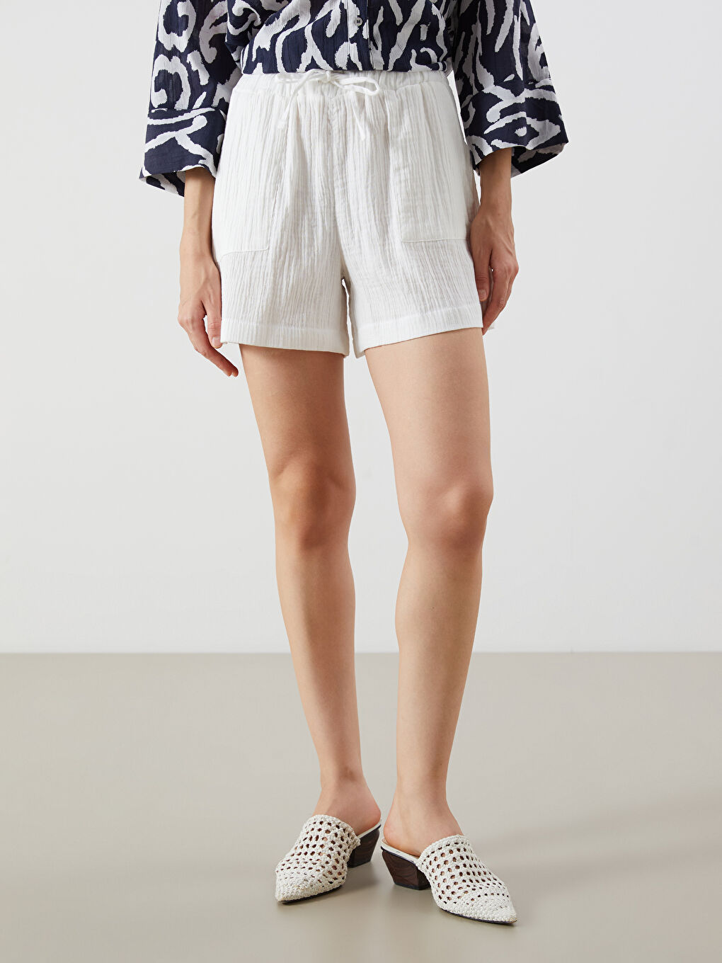 Ekru Beli Lastikli Dokulu Müslin Kadın Şort-1
