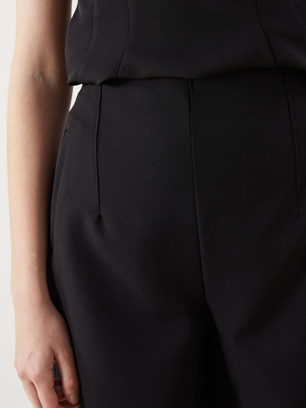 Siyah Beli Fermuarlı Kadın Pileli Şort-2