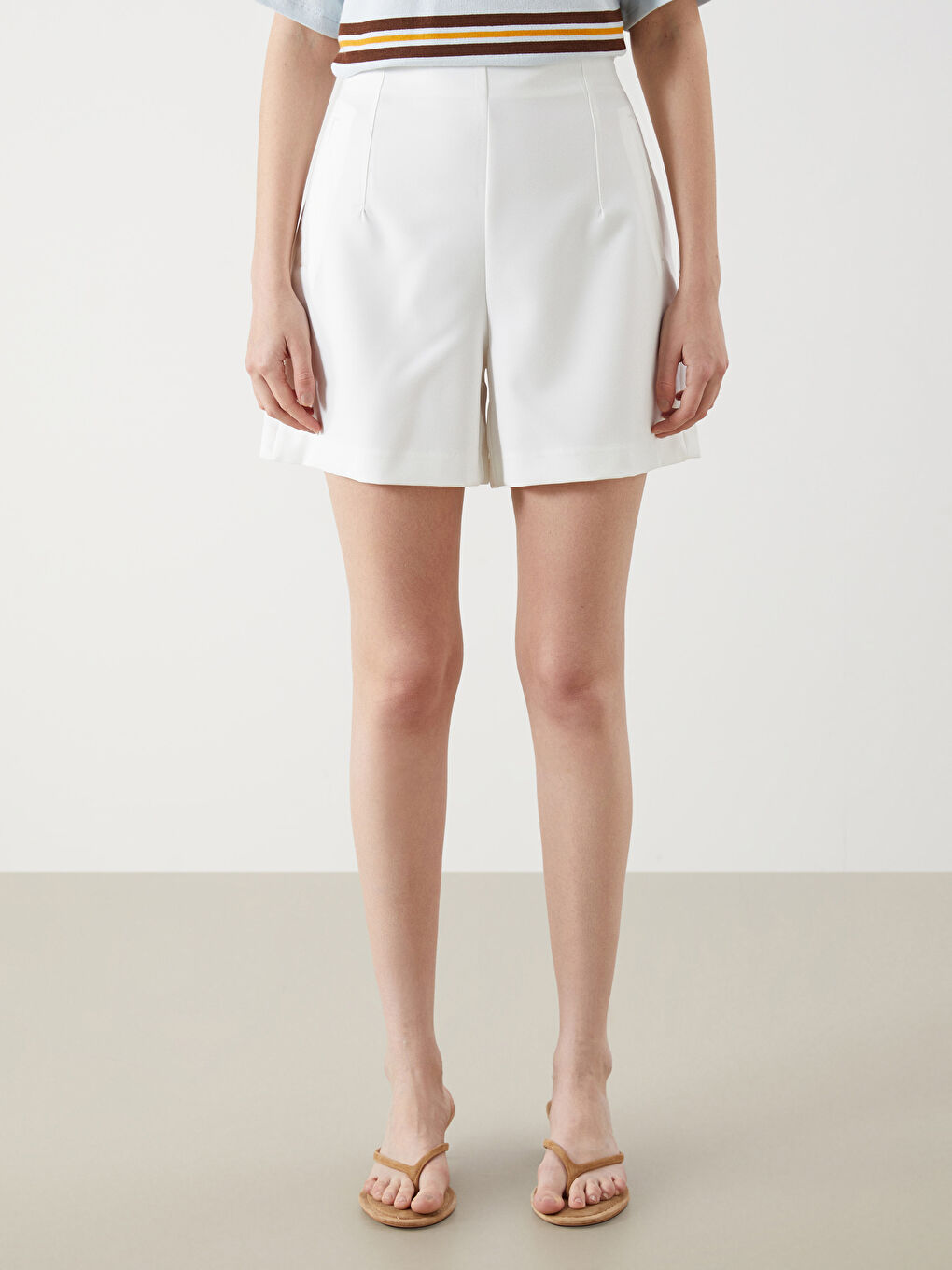 Ekru Beli Fermuarlı Kadın Pileli Şort-1