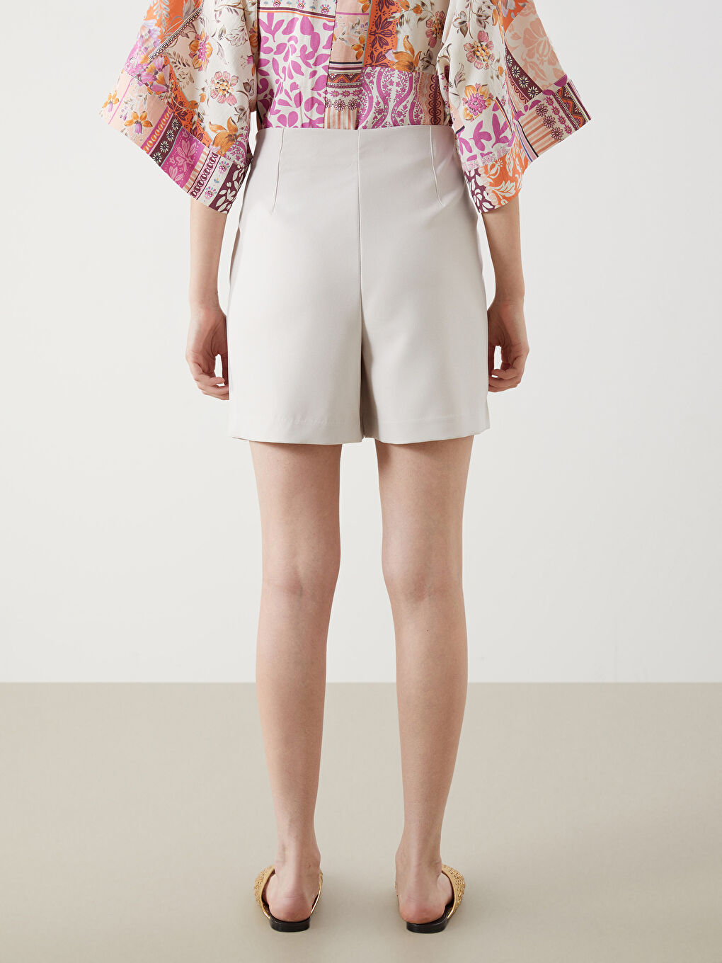 Bej Beli Fermuarlı Kadın Pileli Şort-3