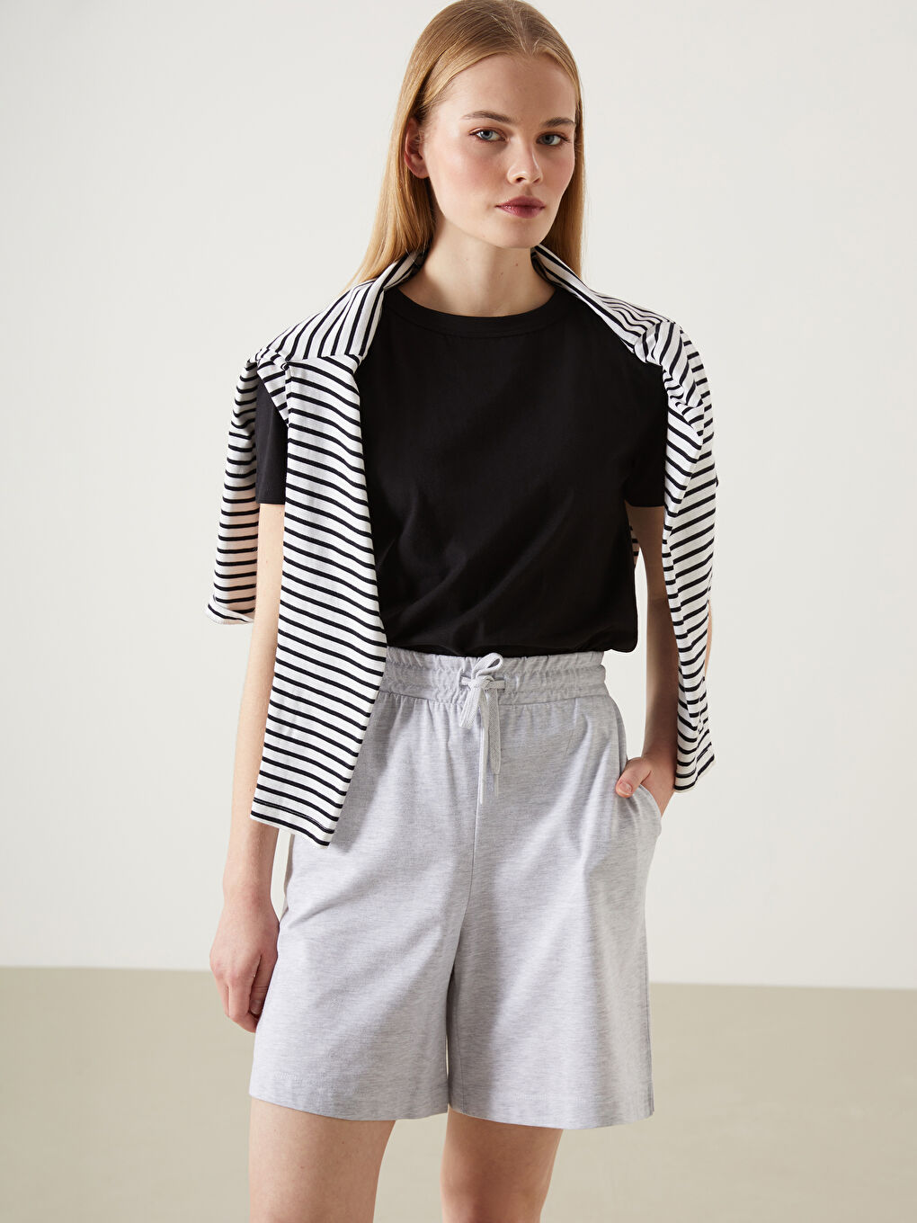 Siyah Bisiklet Yaka Kadın Tişört