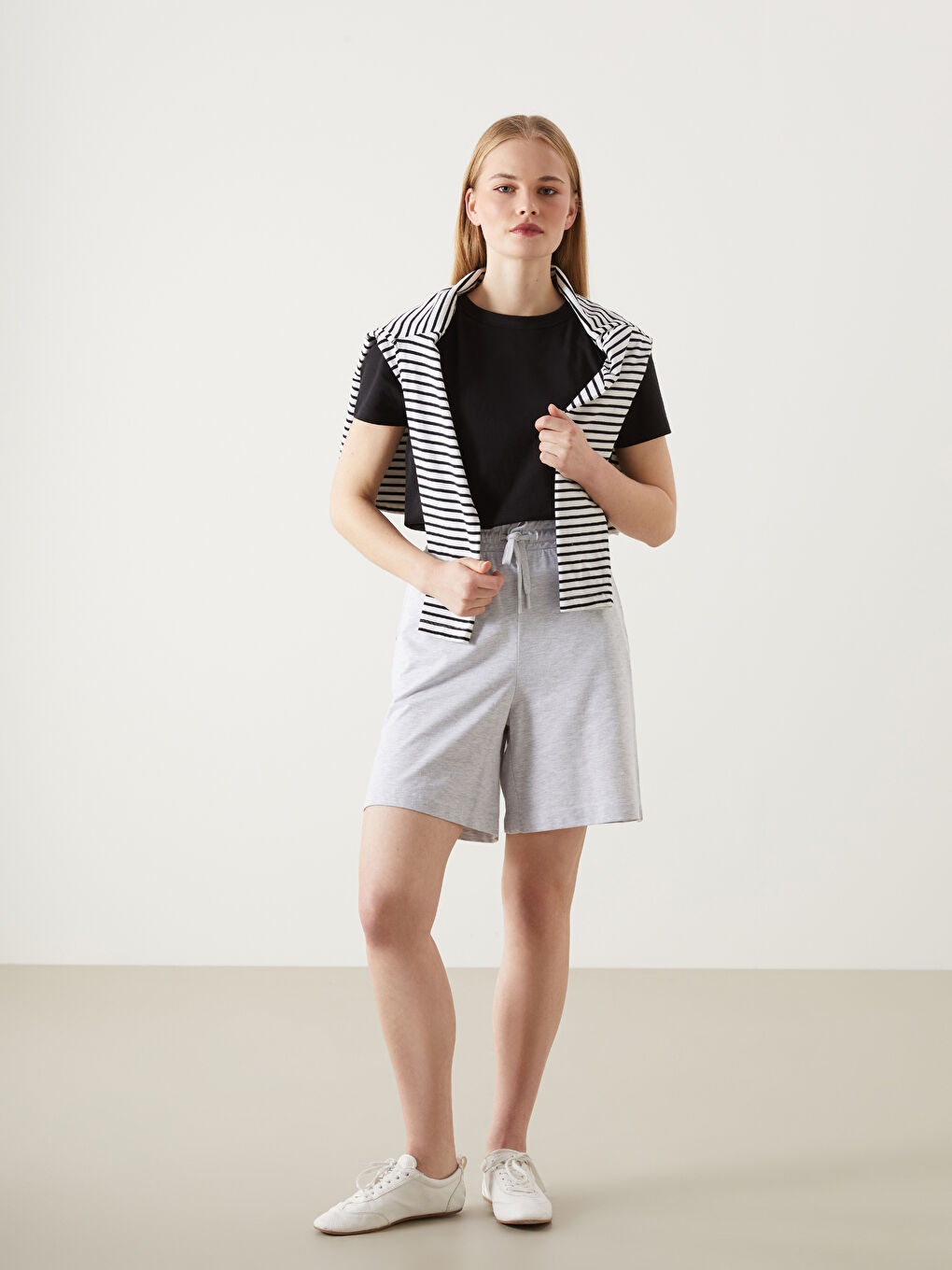 Siyah Bisiklet Yaka Kadın Tişört-1