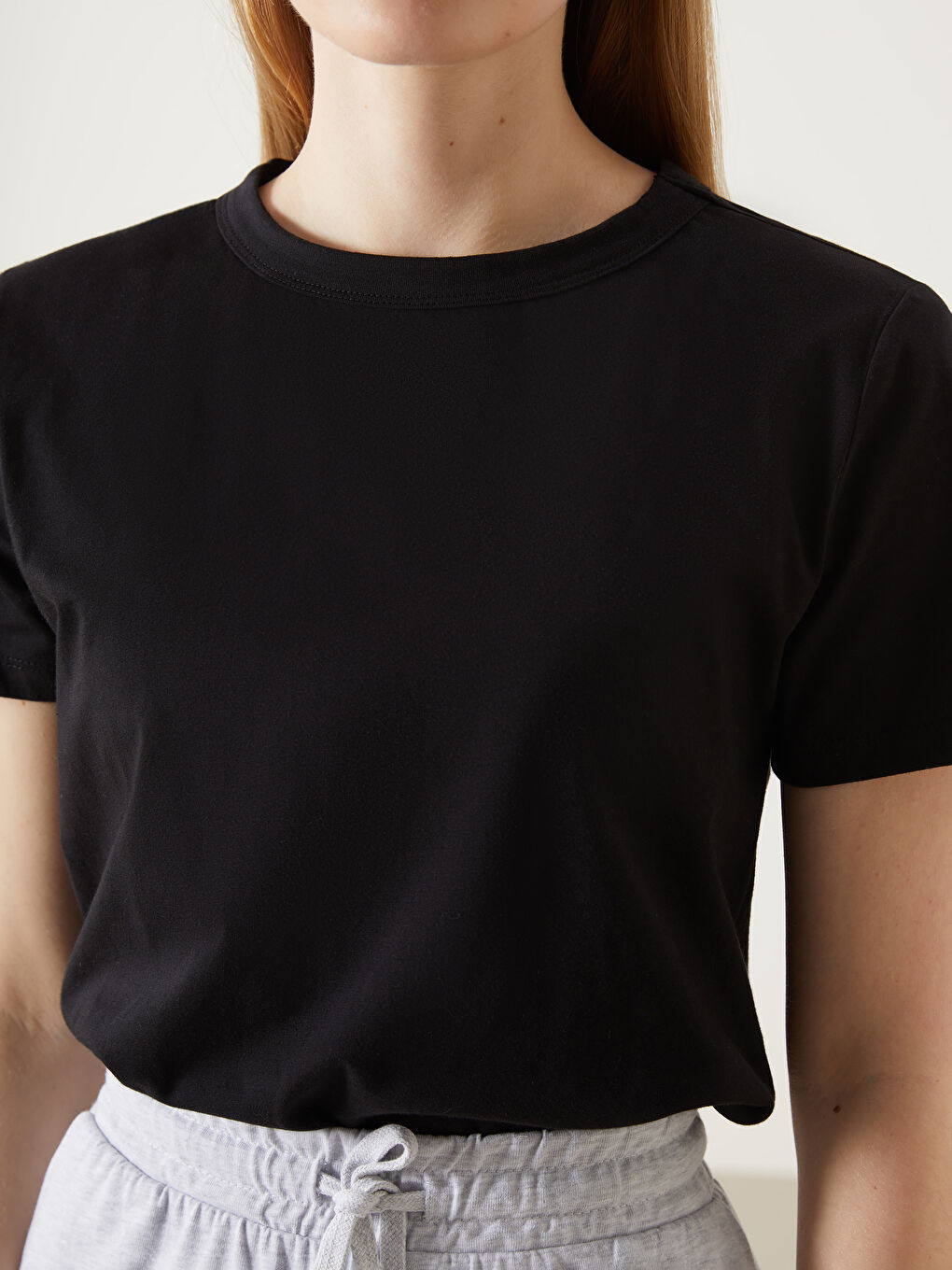 Siyah Bisiklet Yaka Kadın Tişört-2