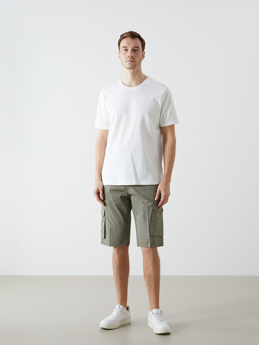 Beyaz Bisiklet Yaka Baskılı Erkek Tişört-1