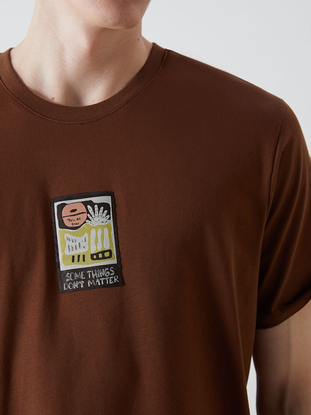 Kahverengi Bisiklet Yaka Kısa Kollu Baskılı Penye Erkek Tişört-2