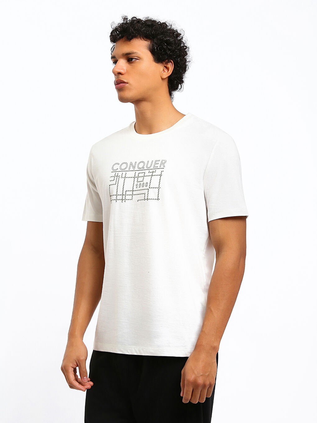 تيشيرت رجالي كم قصير مطبوع بياقة دائرية-3