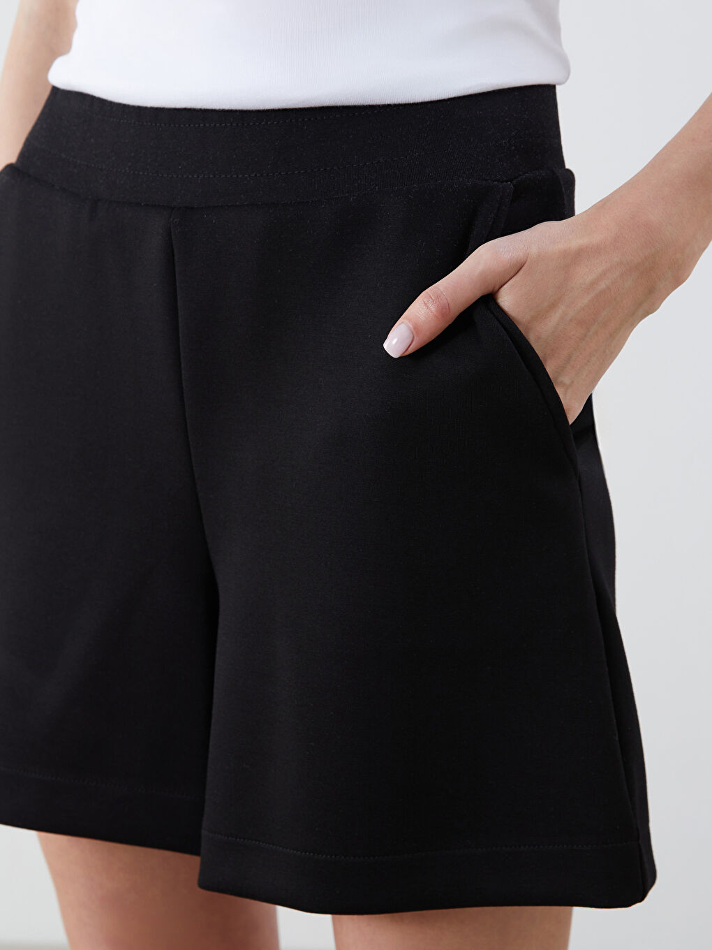 Siyah Beli Lastikli Kadın Şort-2