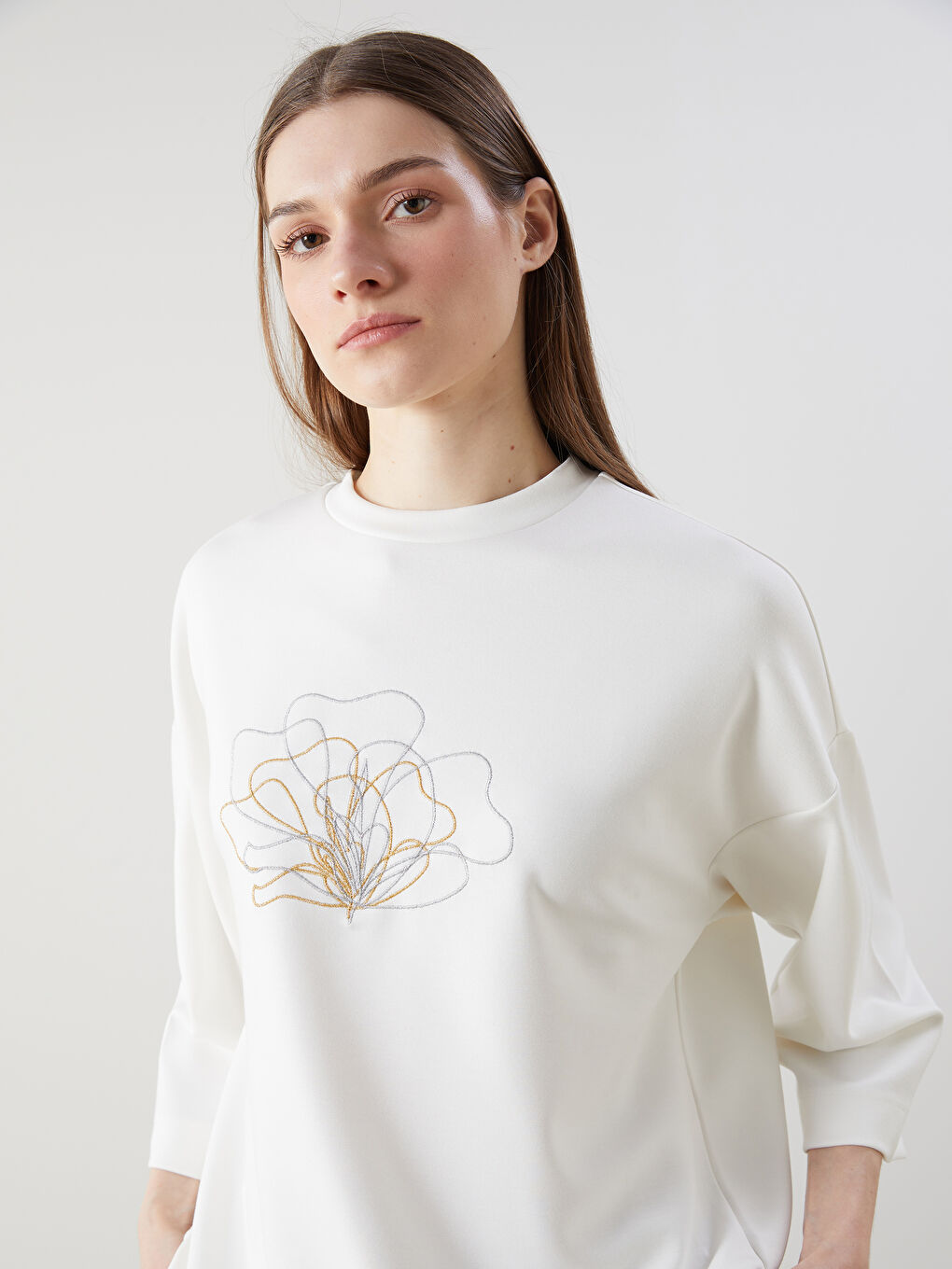 Beyaz Bisiklet Yaka Nakışlı Oversize Kadın Sweatshirt Tunik