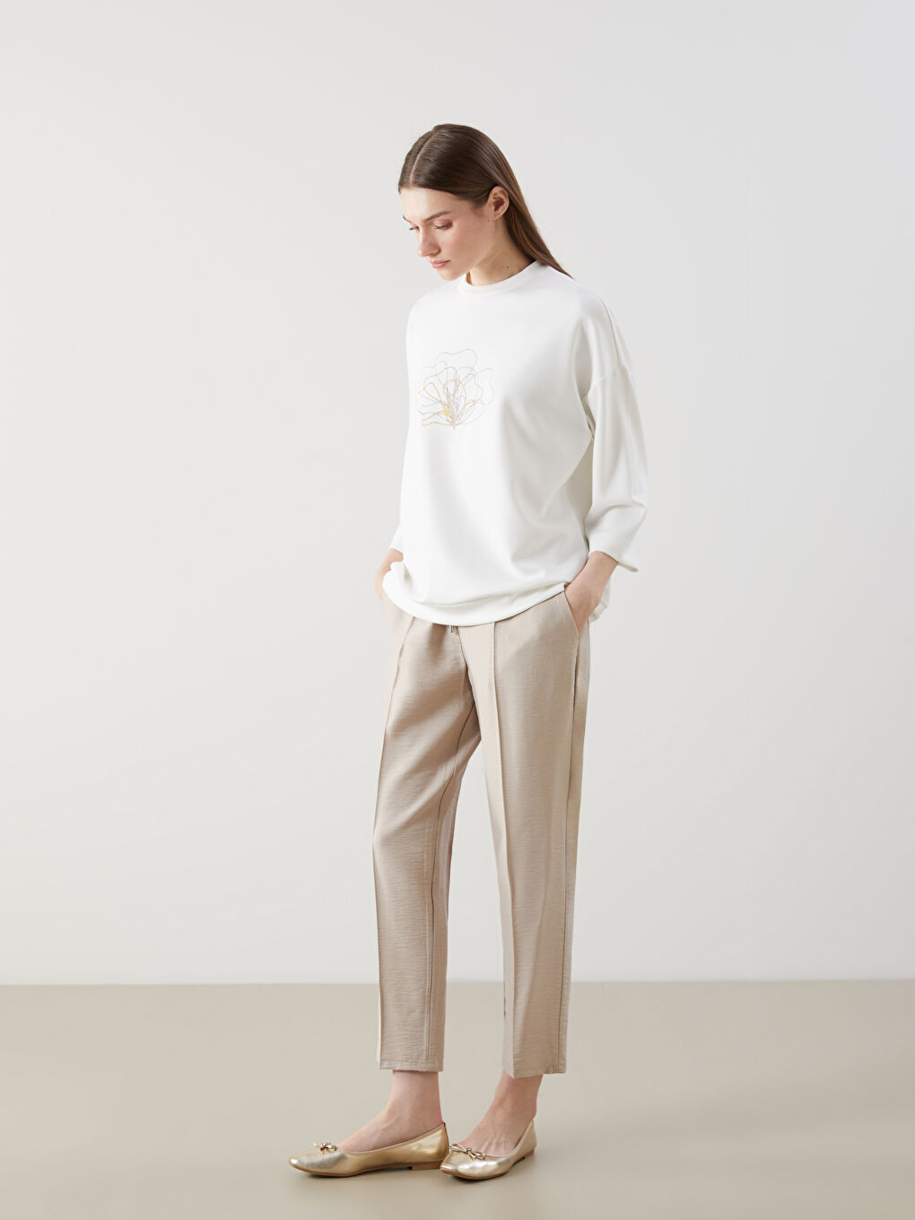 Beyaz Bisiklet Yaka Nakışlı Oversize Kadın Sweatshirt Tunik-1