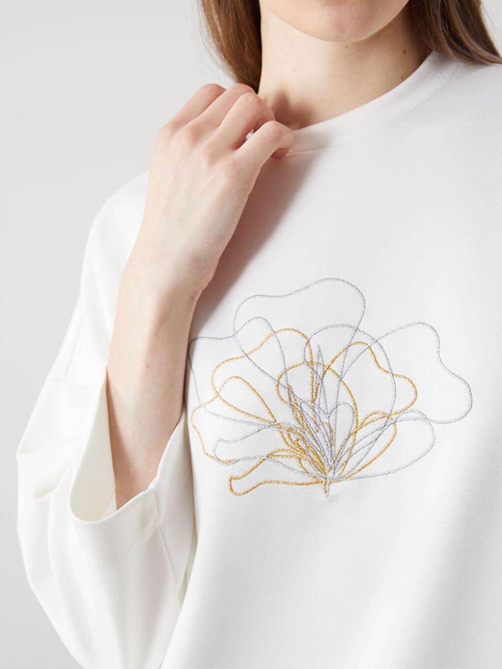 Beyaz Bisiklet Yaka Nakışlı Oversize Kadın Sweatshirt Tunik-2