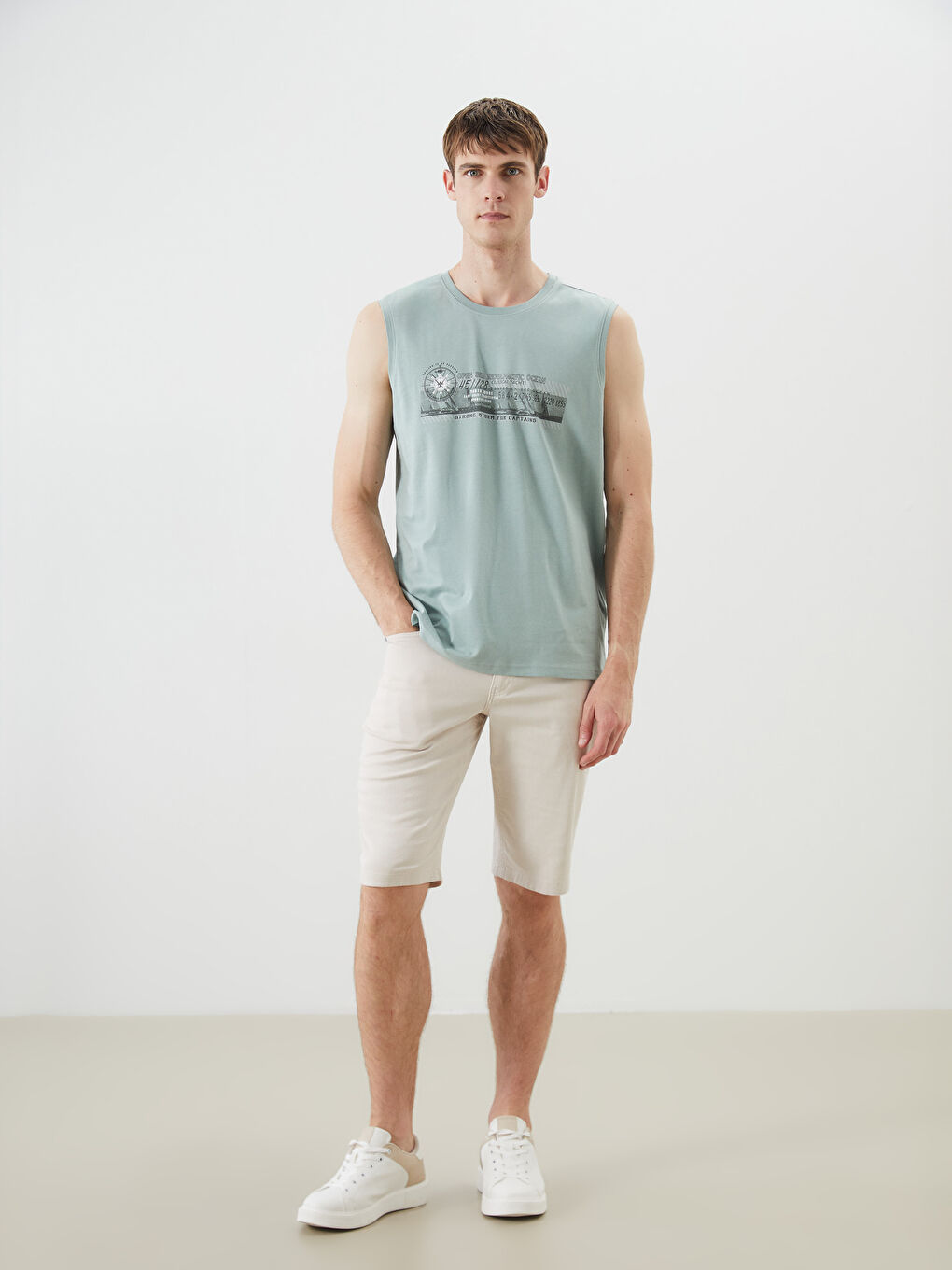 تيشيرت بدون أكمام مطبوع بياقة دائرية للرجال-1