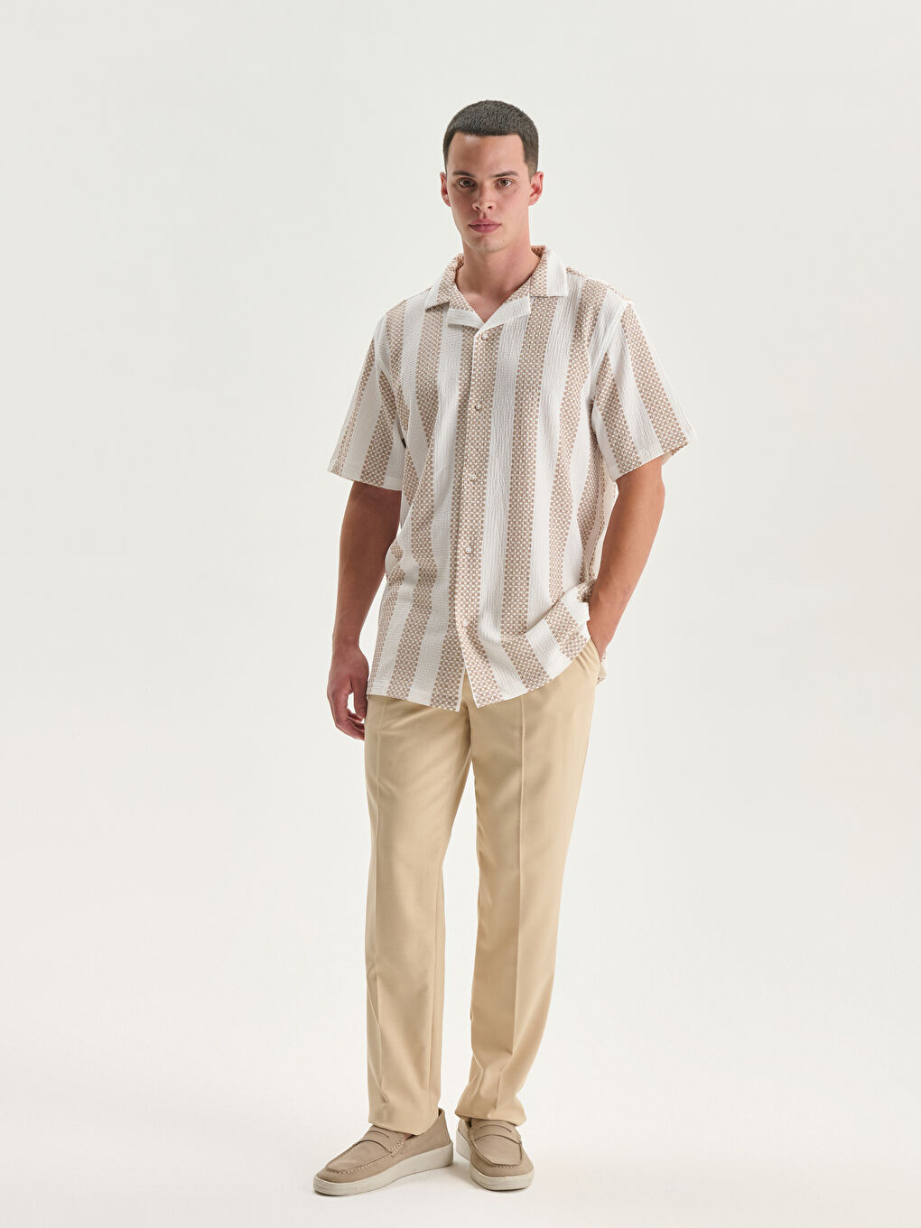 قميص رجالي بأكمام قصيرة وقصة عادية ونقشة-1