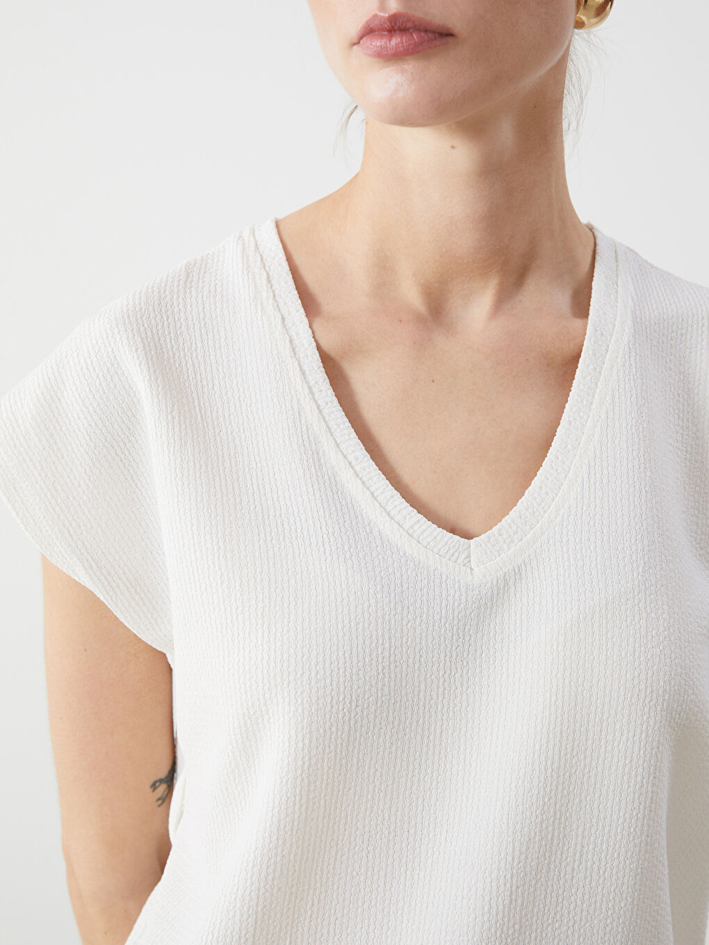 LCWAIKIKI Classic V-Neck Textured Women's T-Shirt -S5HG12Z8-FEW